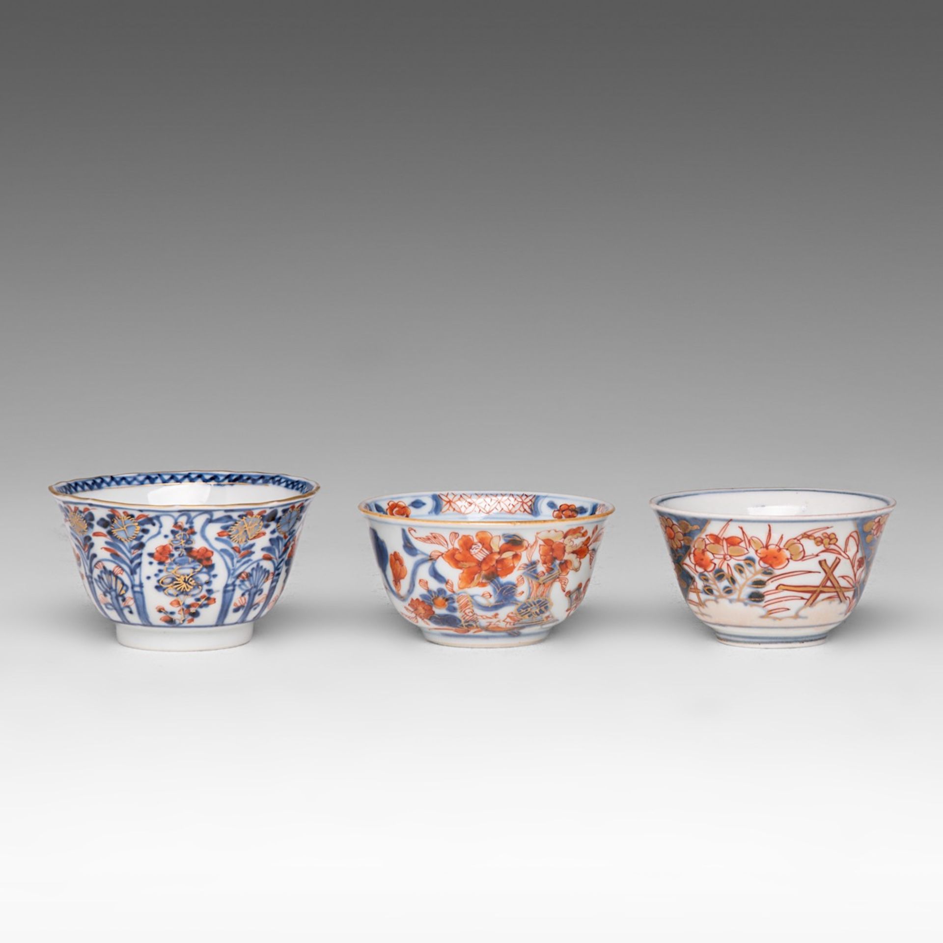 A collection of Chinese Imari tea ware, including two fine coffee mugs, 18thC, largest dia 22,5 cm ( - Bild 12 aus 18