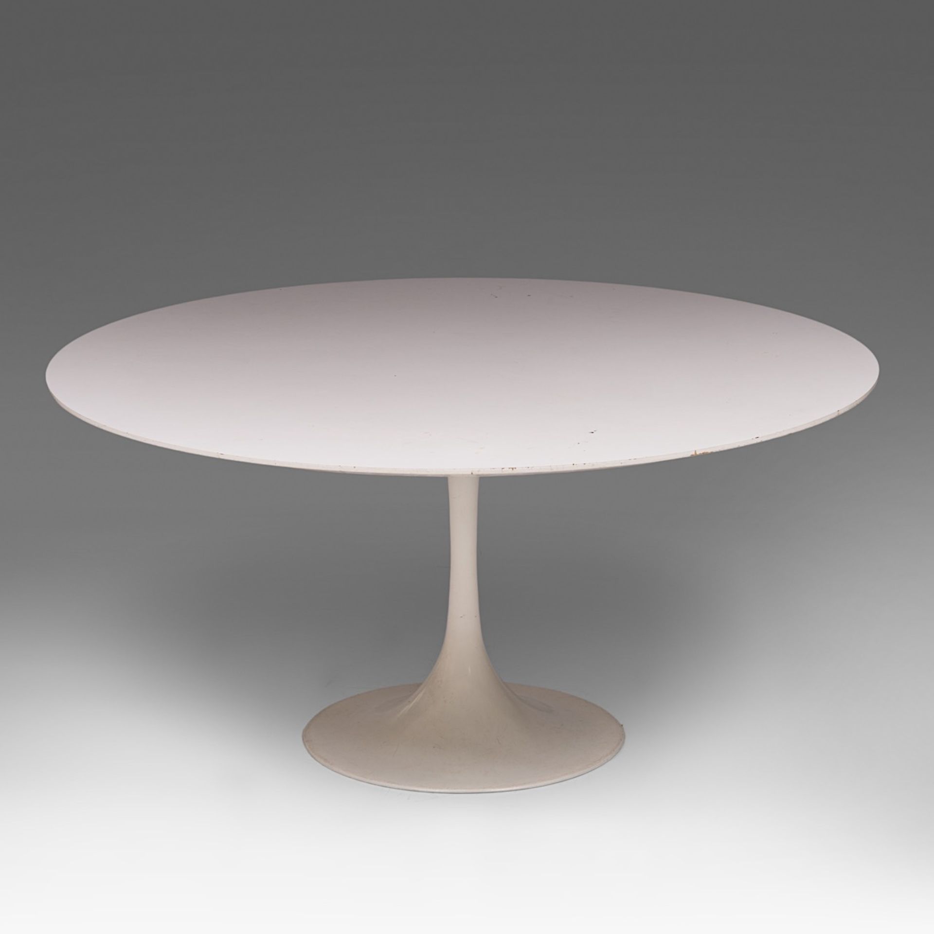 A vintage white coated 'Tulip' dining table, designed by Eero Saarinen for Knoll, H 72 - dia 150 cm - Bild 3 aus 6