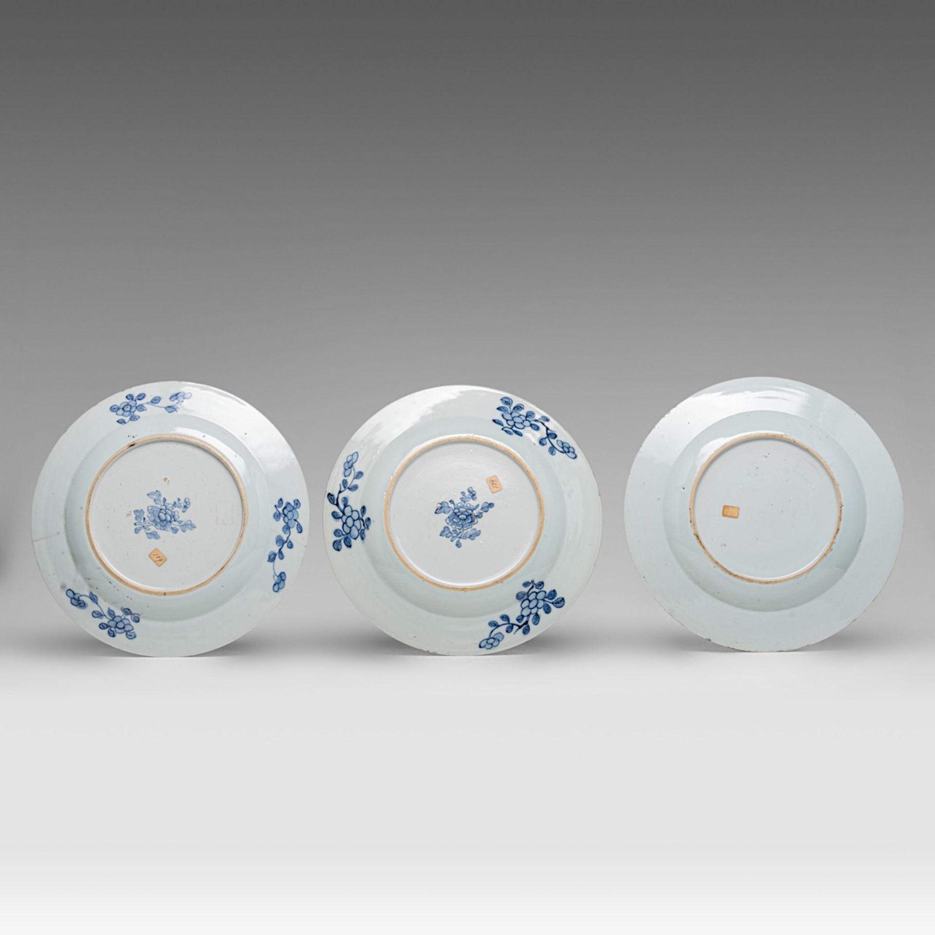 A collection of Chinese blue and white and Imari export porcelain dishes, Kangxi and Qianlong period - Image 3 of 5