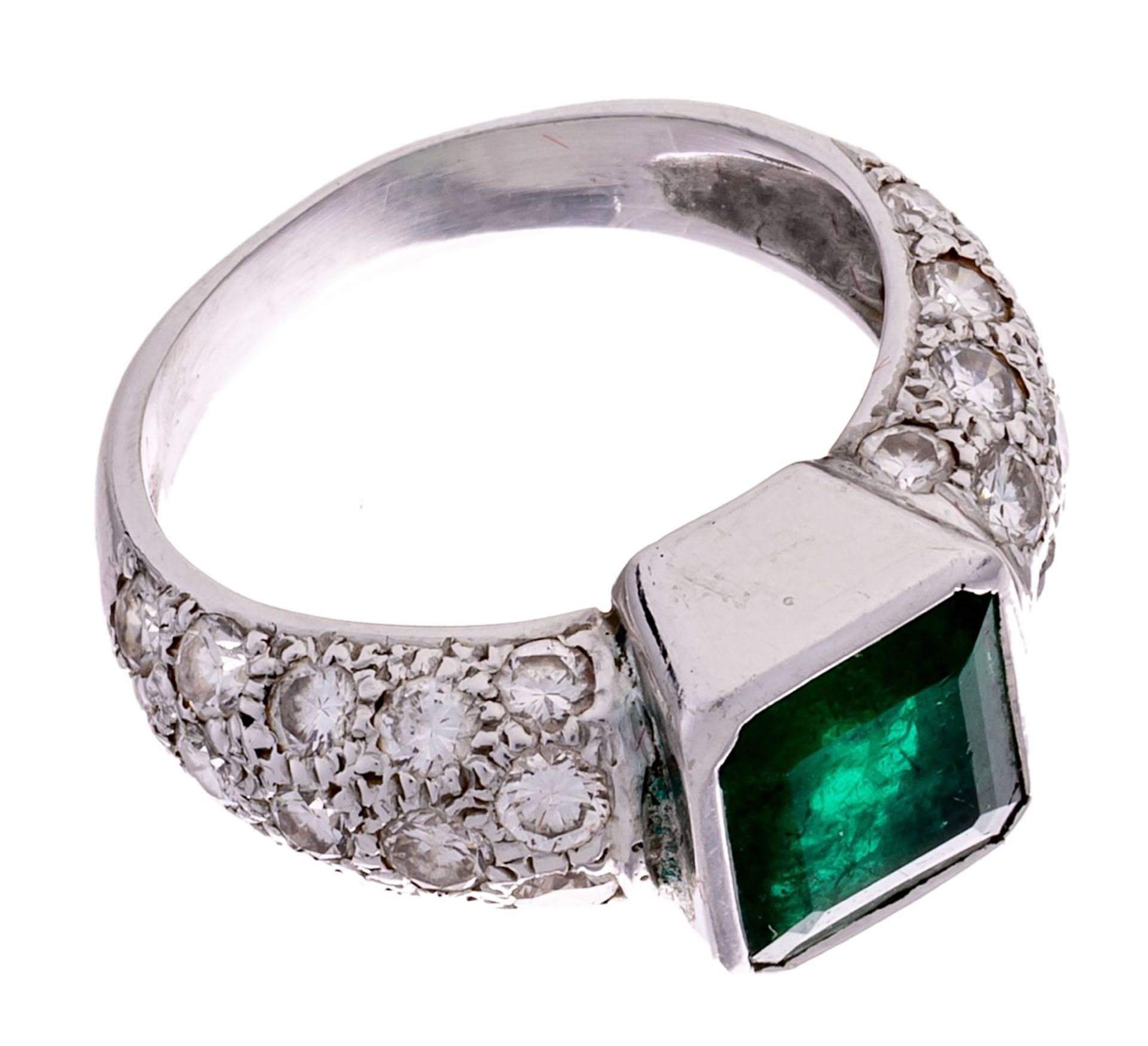 An 18ct white gold ring, set with a central dark green emerald and brilliant-cut diamonds, 7,4 g - Image 2 of 4