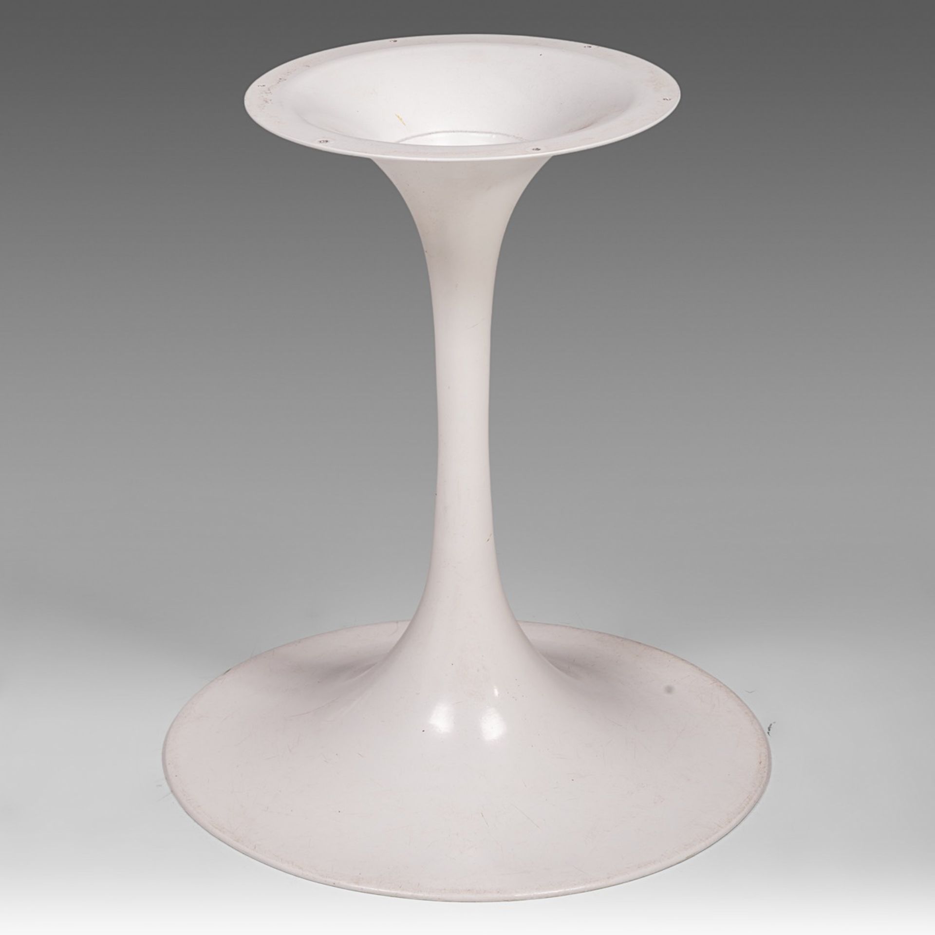 A vintage white coated 'Tulip' dining table, designed by Eero Saarinen for Knoll, H 72 - dia 150 cm - Bild 5 aus 6