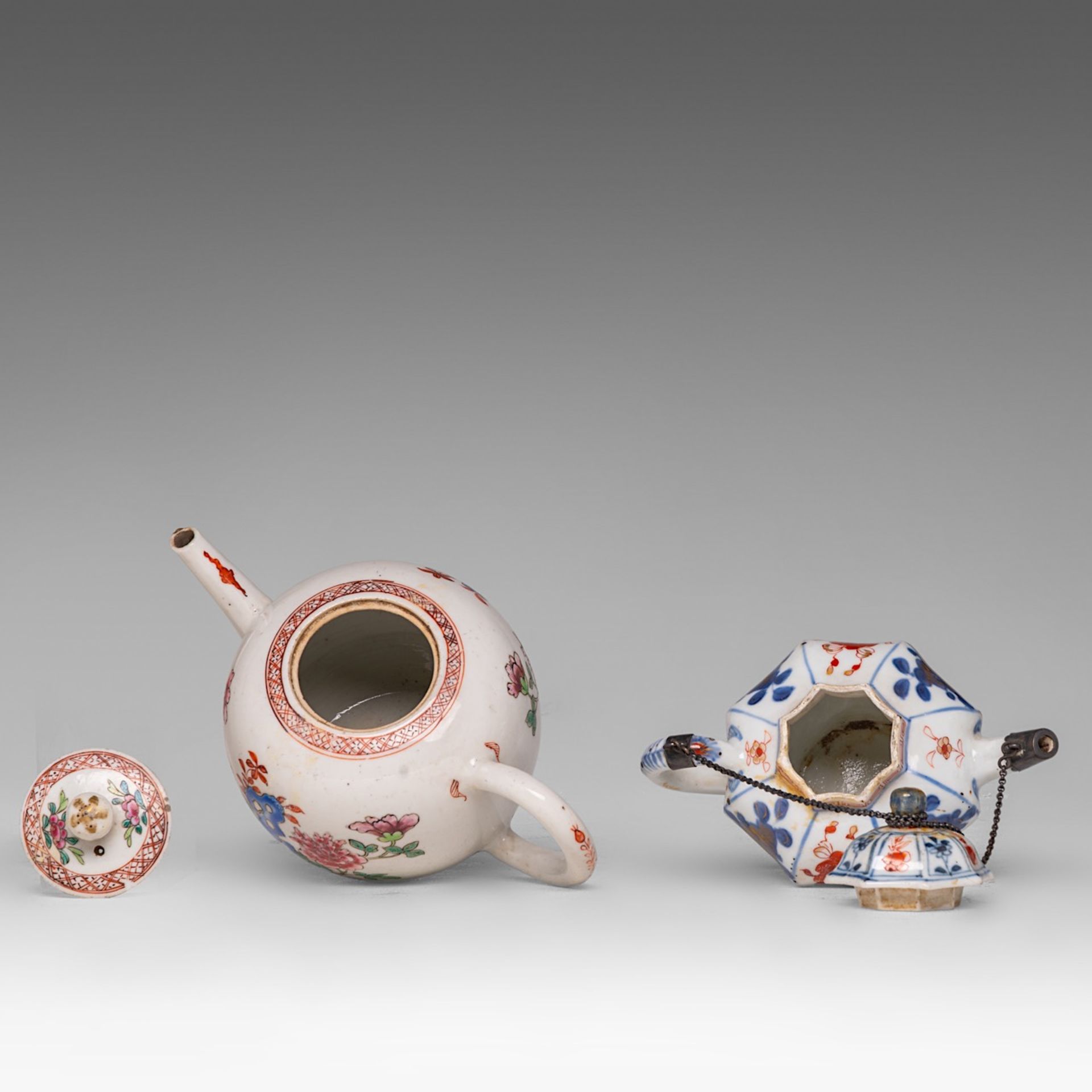 A small collection of Chinese famille rose and Imari export porcelain tea ware, 18thC, largest H 9 - - Image 7 of 17