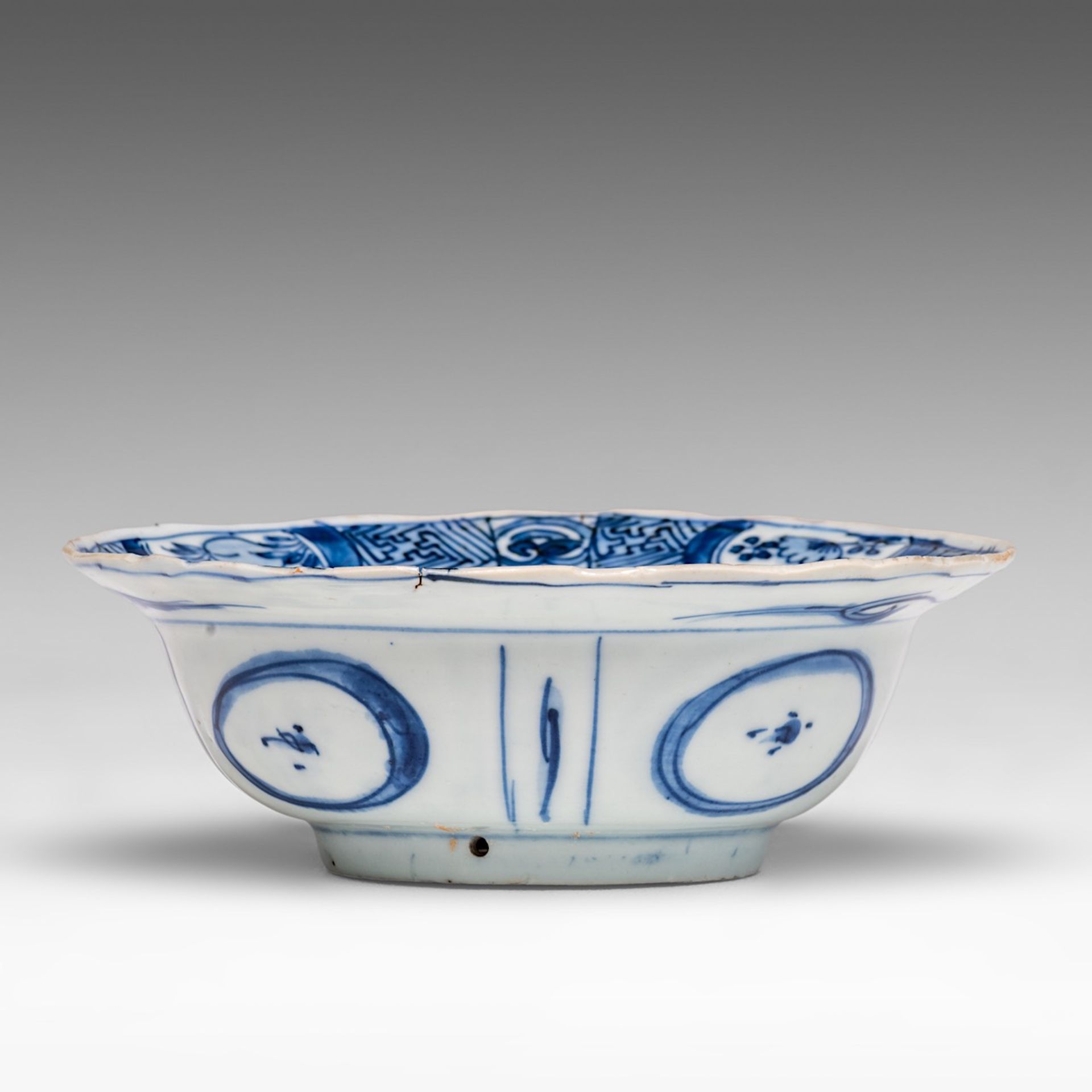 A Chinese kraak blue and white klapmuts bowl, Ming, Wanli period, dia 14,6 - H 5 cm - Image 6 of 7