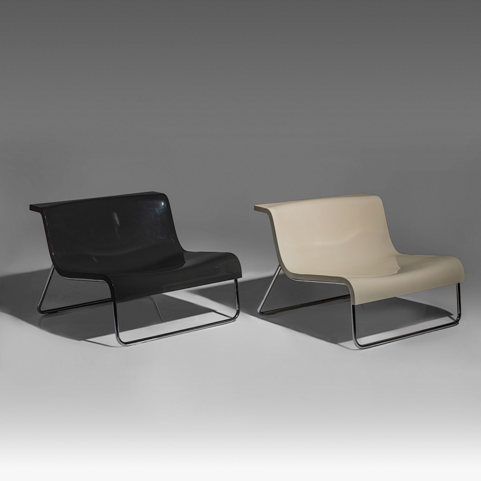 A pair of black and white vintage Form lounge chairs by Piero Lissoni for Kartell, 2002, H 63 - W 85 - Bild 2 aus 11