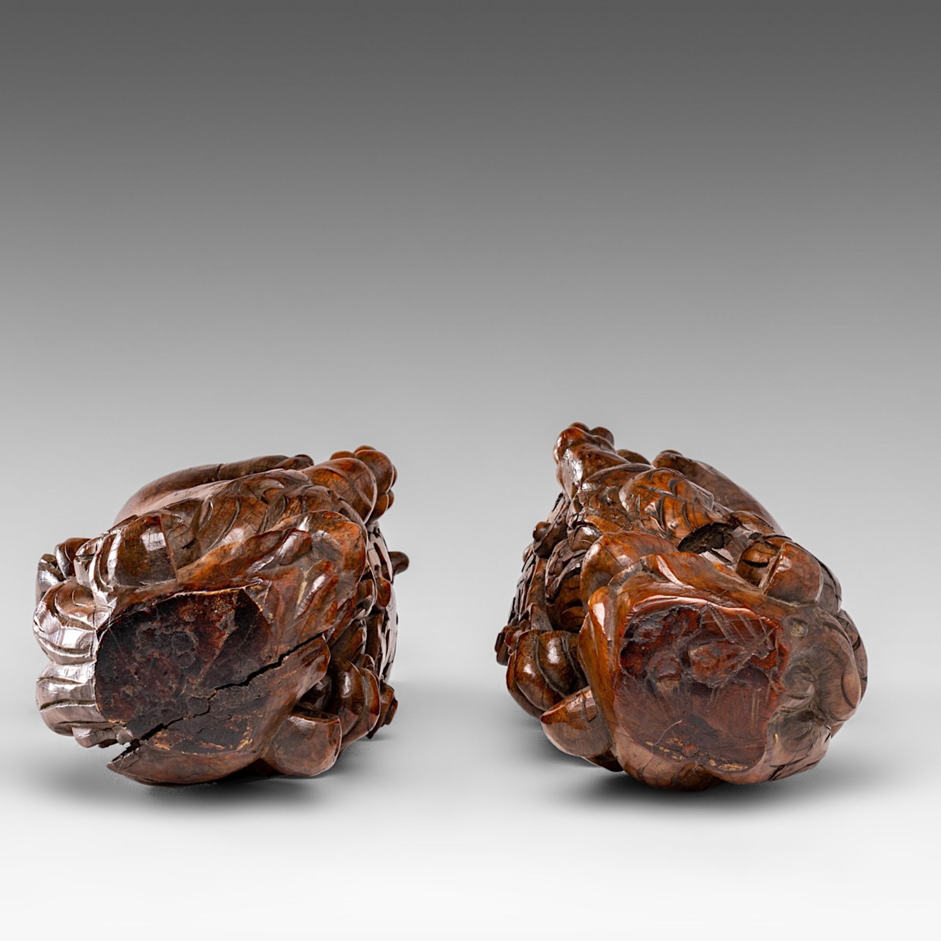 A pair of carved walnut lions, possibly former upper part of a court cupboard, 17thC, H 44 - 44,3 cm - Image 6 of 7