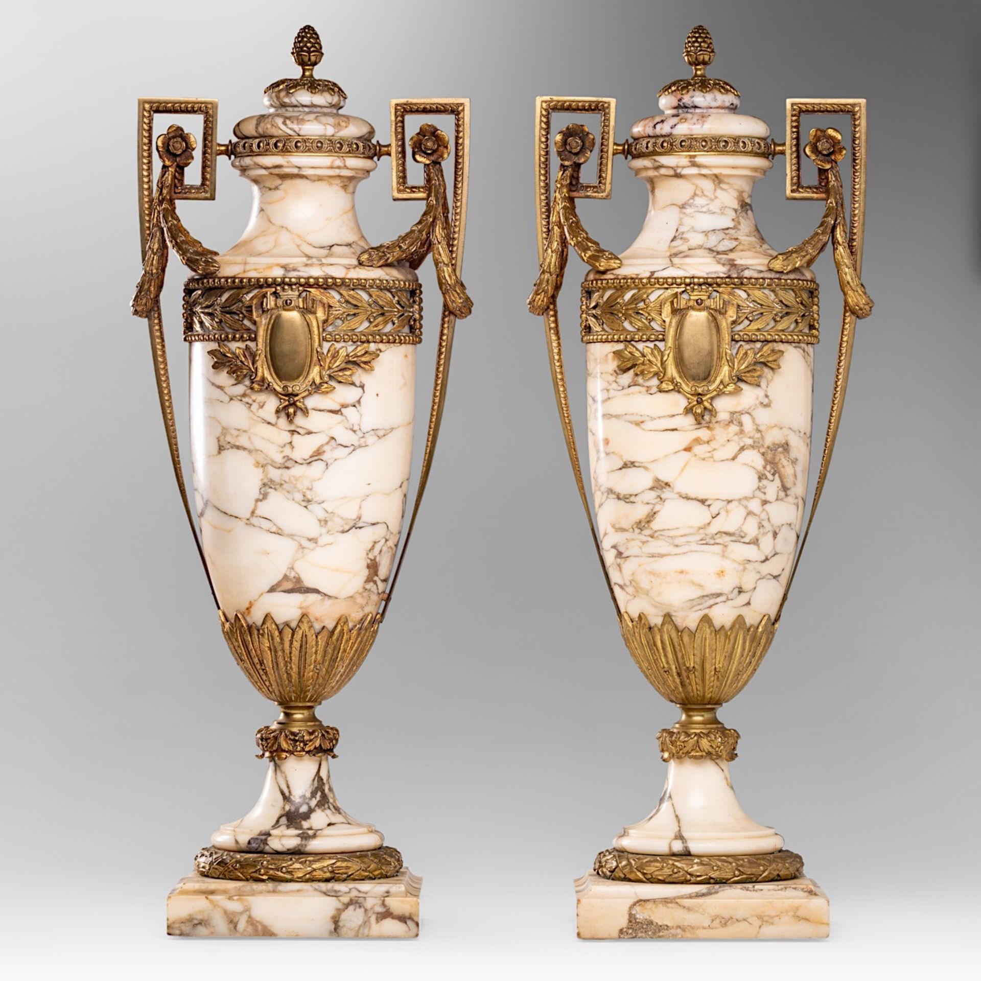 A pair of Neoclassical veined marble cassolettes with gilt brass mounts, H 61 cm - Image 4 of 7