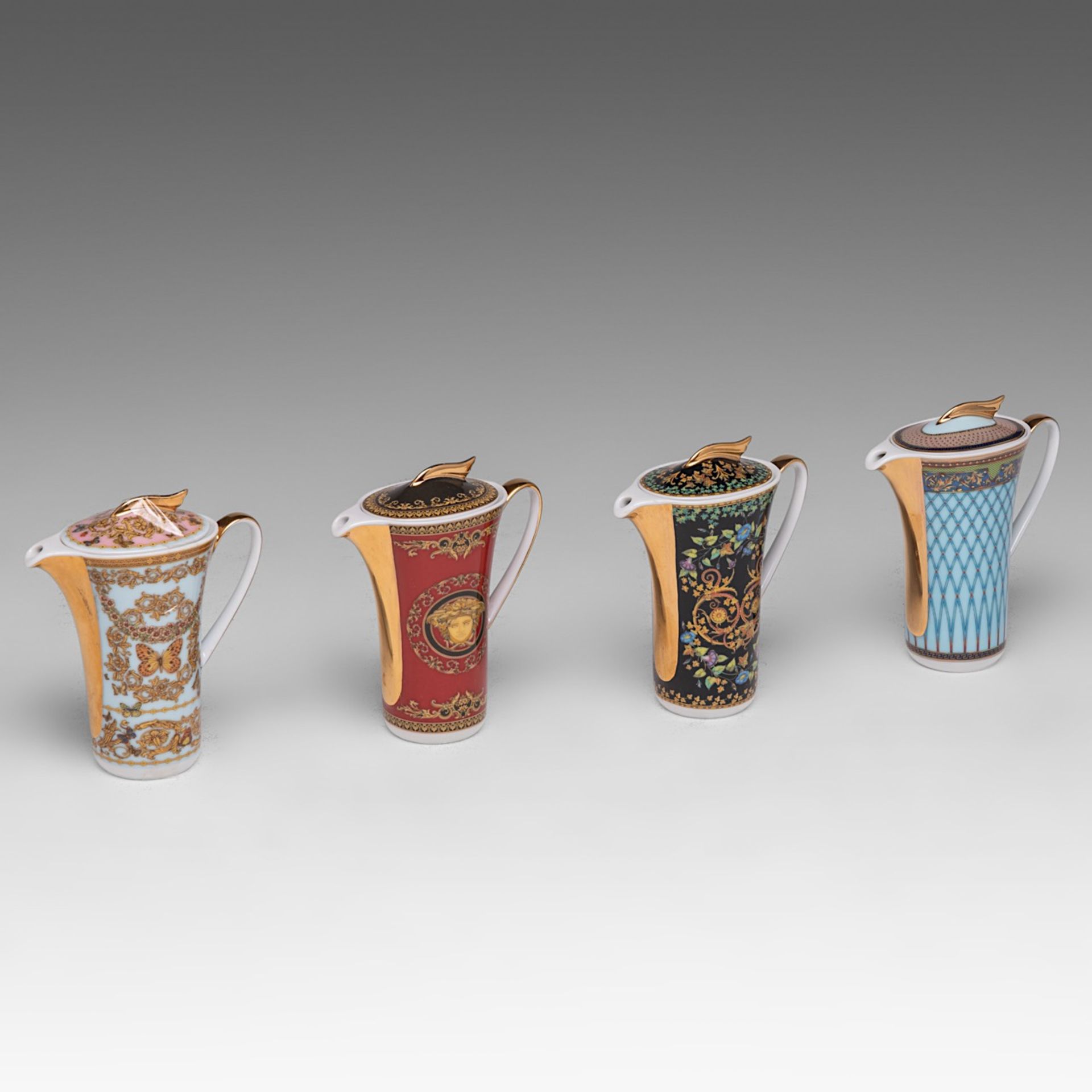 A 68-piece set of Versace 'Ikarus medaillon meandre d'or', porcelain tableware for Rosenthal, added - Image 10 of 11