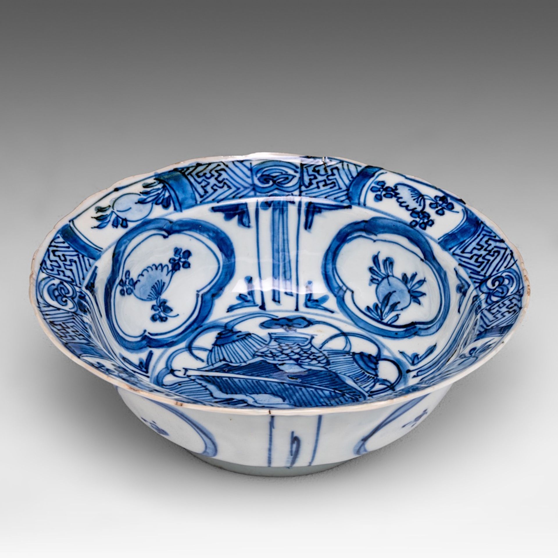 A Chinese kraak blue and white klapmuts bowl, Ming, Wanli period, dia 14,6 - H 5 cm - Image 3 of 7