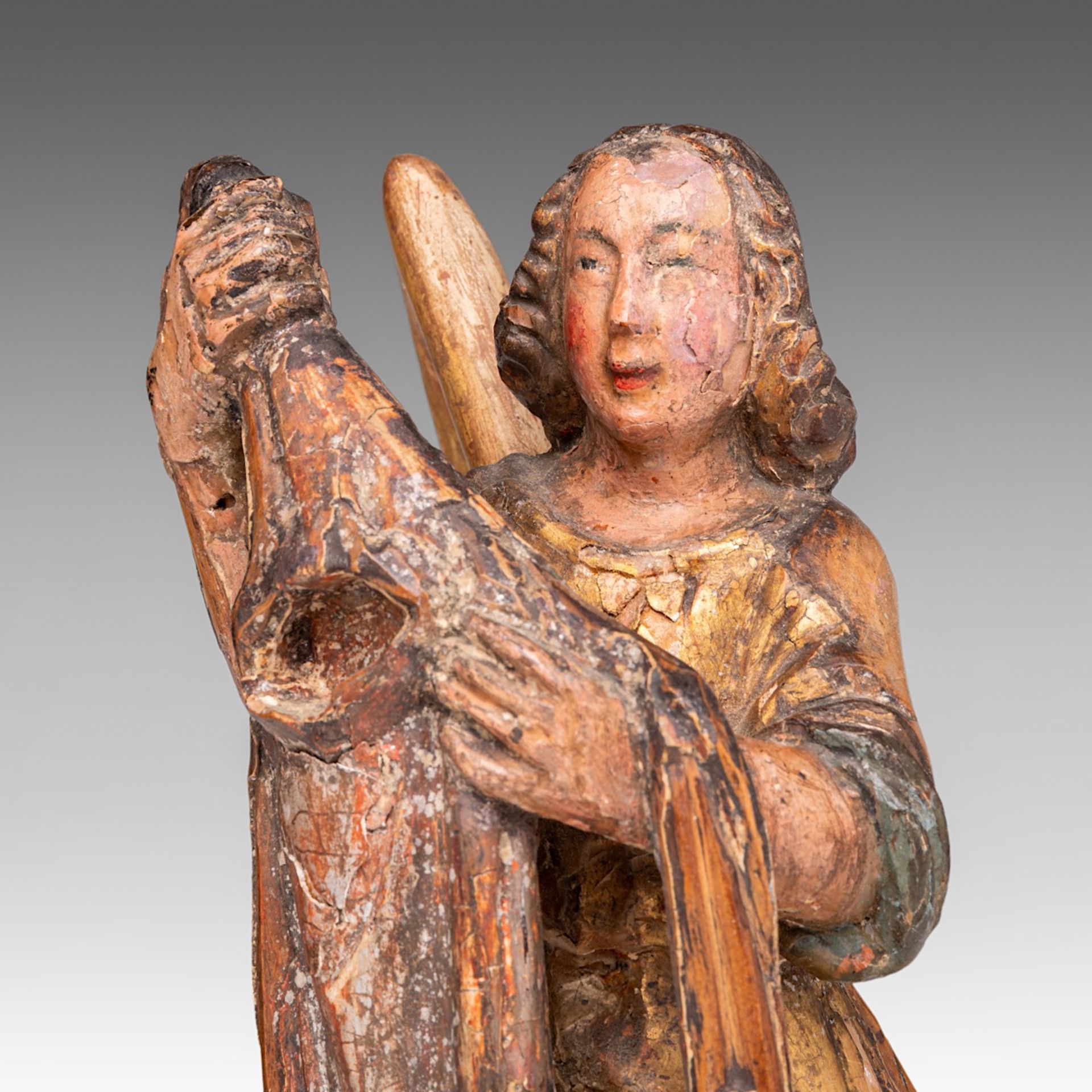 A polychrome and gilt limewood sculpture of an angel, 16thC, H 26,5 cm - Image 6 of 9