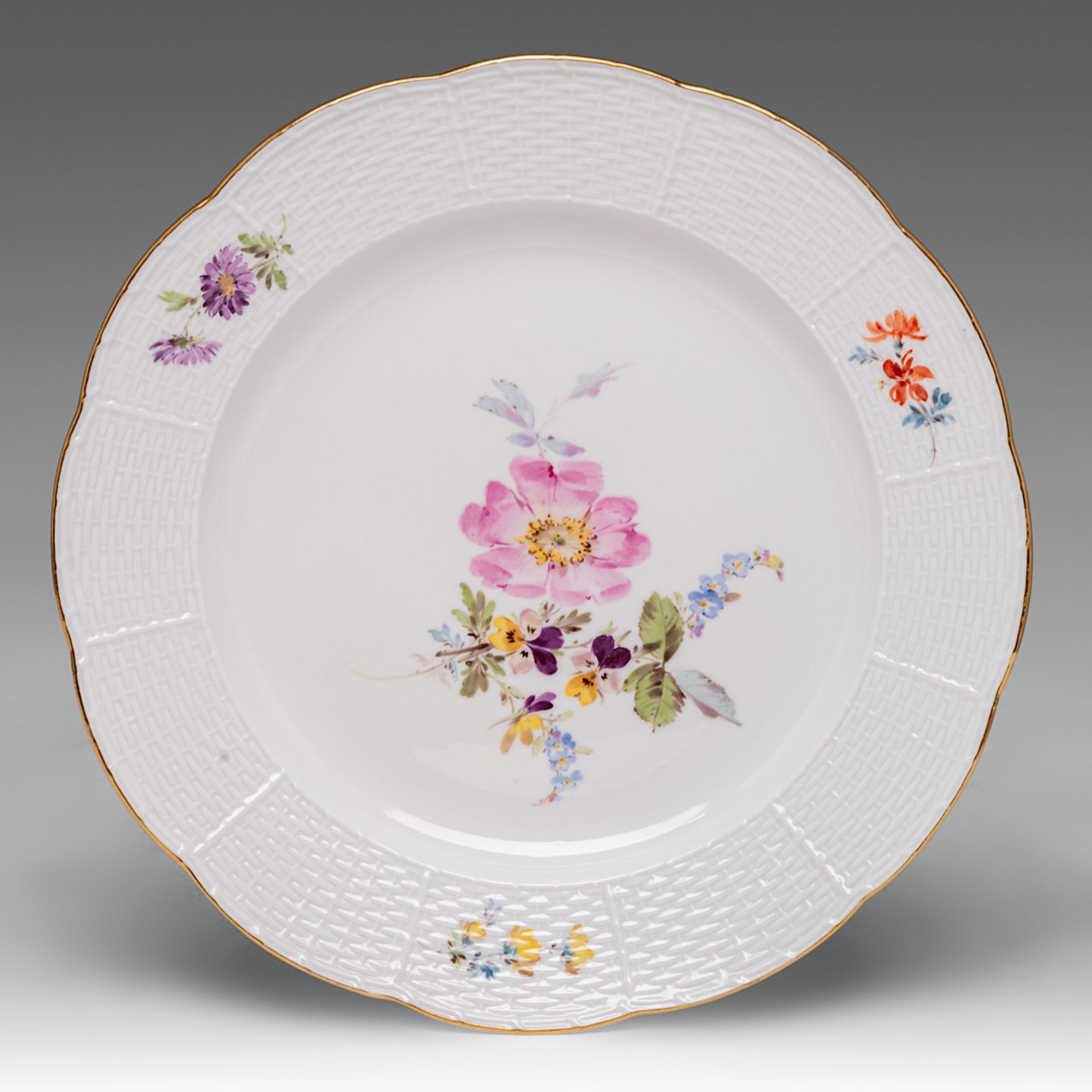 A Meissen porcelain service set with 'Alte Ozier' edges and hand-painted floral decoration, marked ( - Bild 5 aus 10