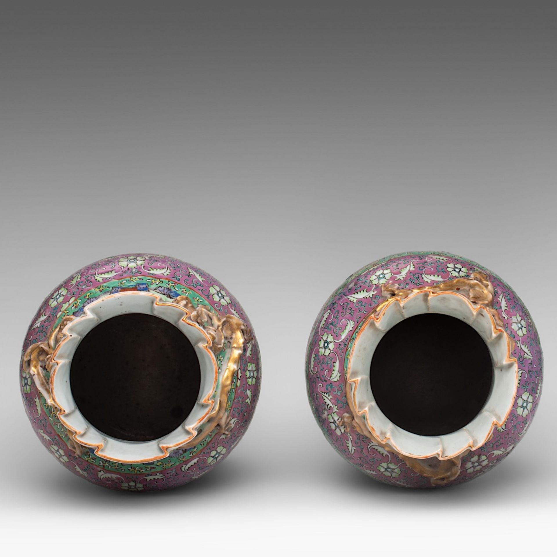 A pair of Chinese Canton famille rose pouch-shaped vases, 19thC, H 35,5 cm - Bild 6 aus 7
