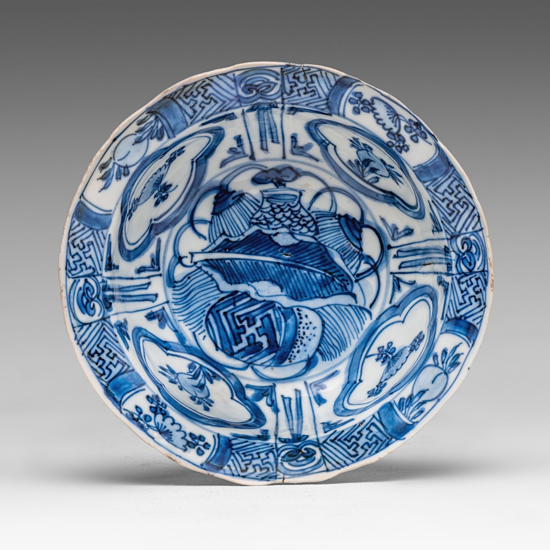 A Chinese kraak blue and white klapmuts bowl, Ming, Wanli period, dia 14,6 - H 5 cm