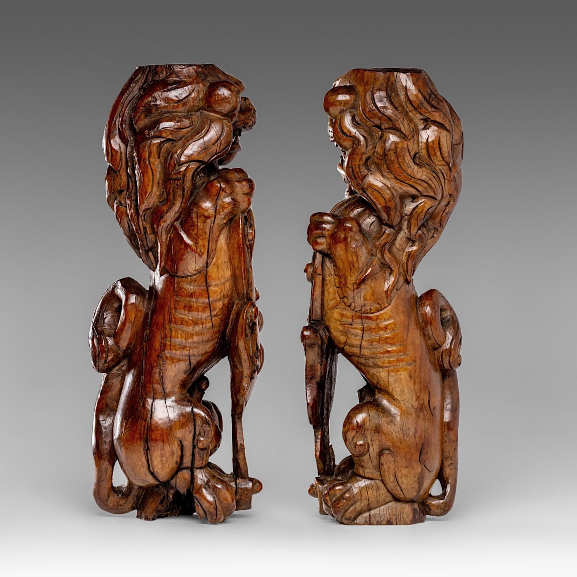 A pair of carved walnut lions, possibly former upper part of a court cupboard, 17thC, H 44 - 44,3 cm - Image 4 of 7