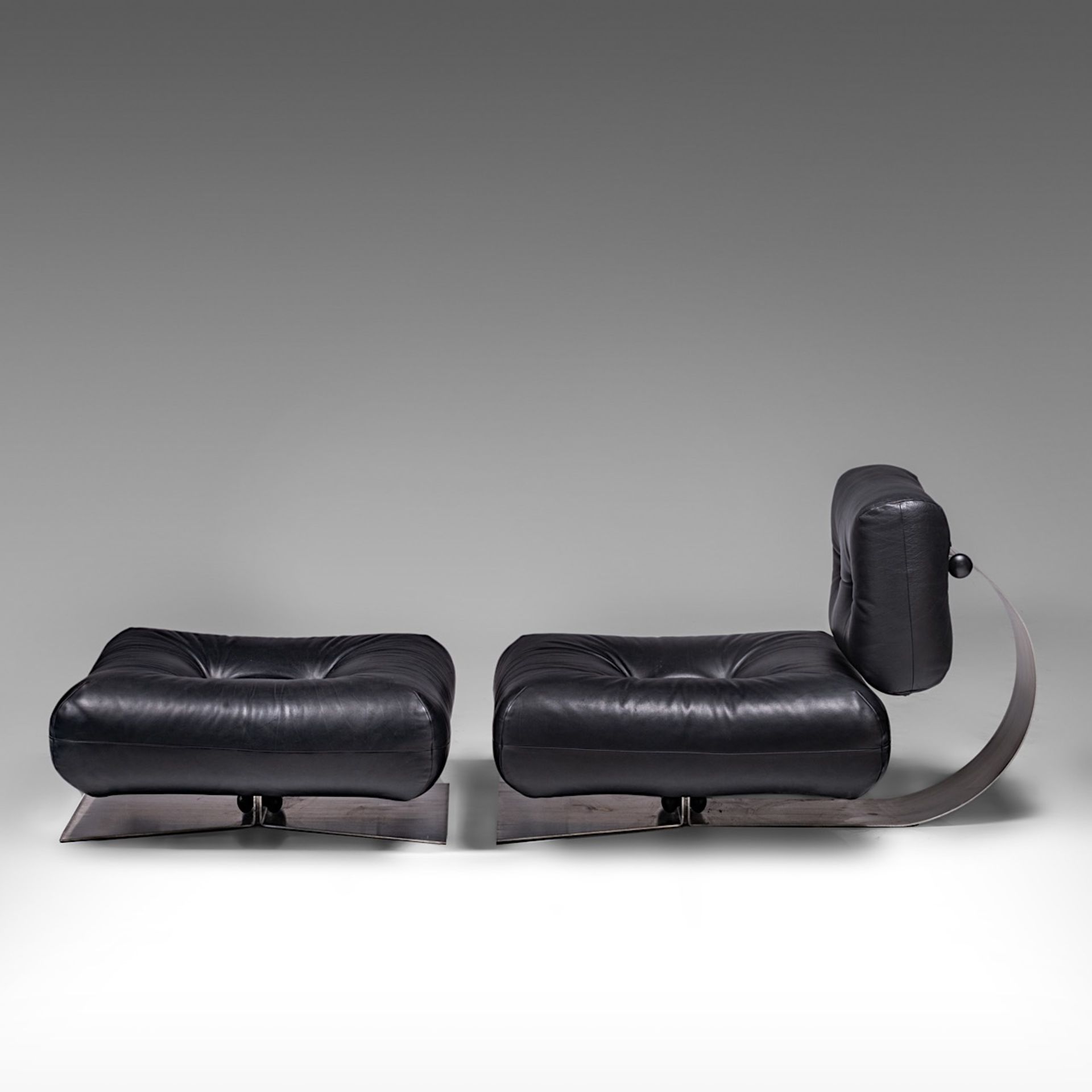 Oscar Niemeyer (1907-2012), a black leather and steel 'Alta' lounge chair and ottoman, 1970's - Bild 8 aus 20