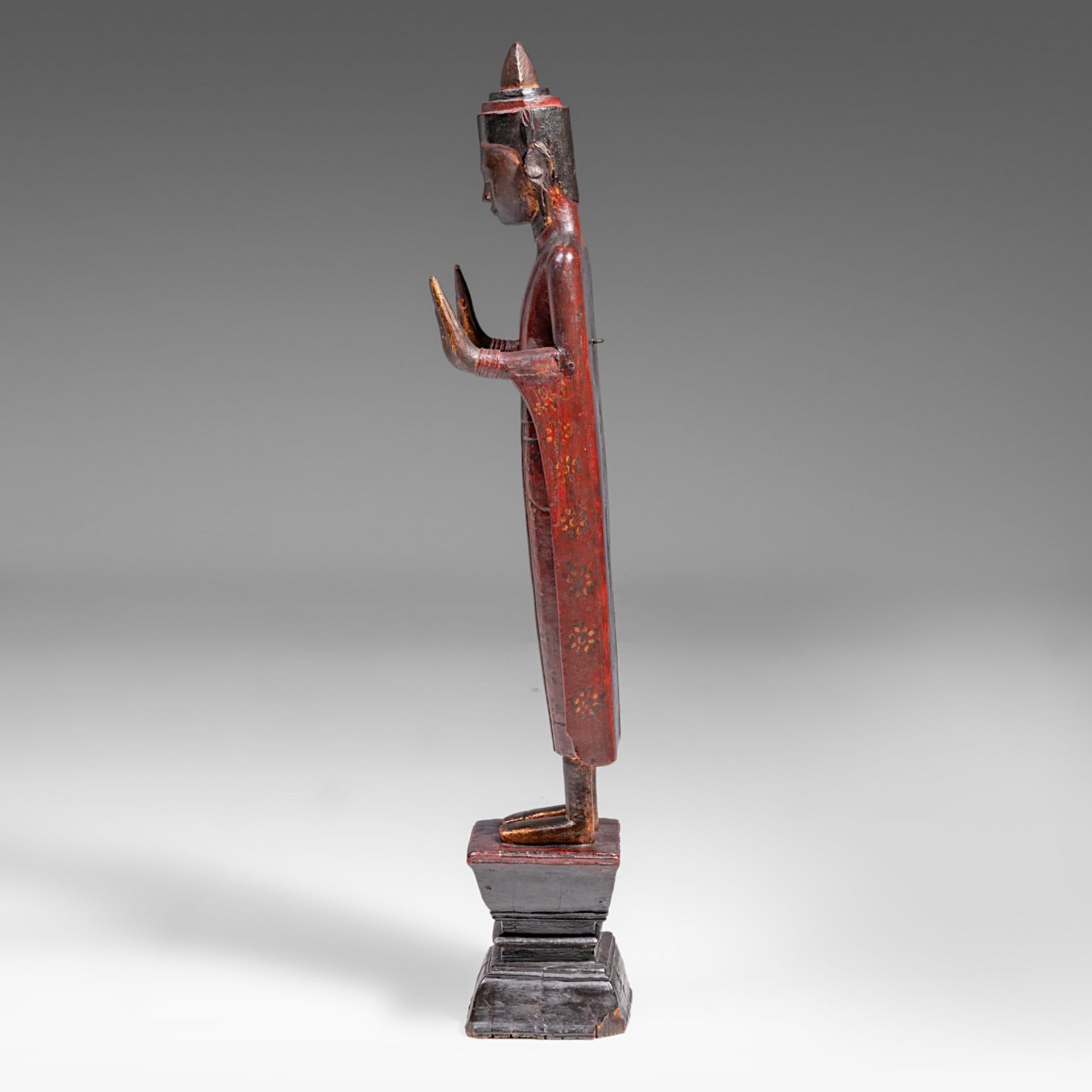 A Laos lacquered wooden figure of standing Buddha, late 19thC, Total H 95,5 cm - Bild 4 aus 7