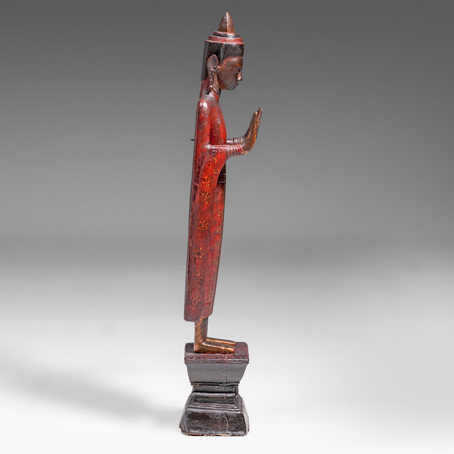 A Laos lacquered wooden figure of standing Buddha, late 19thC, Total H 95,5 cm - Bild 6 aus 7