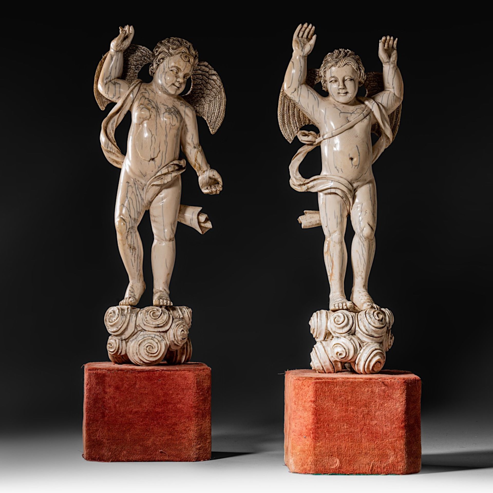 A pair of 17thC Indo-Portuguese ivory angels, H (figures) 38,5 cm - total H 49 cm / 2862 - 2968 g (+ - Image 2 of 7