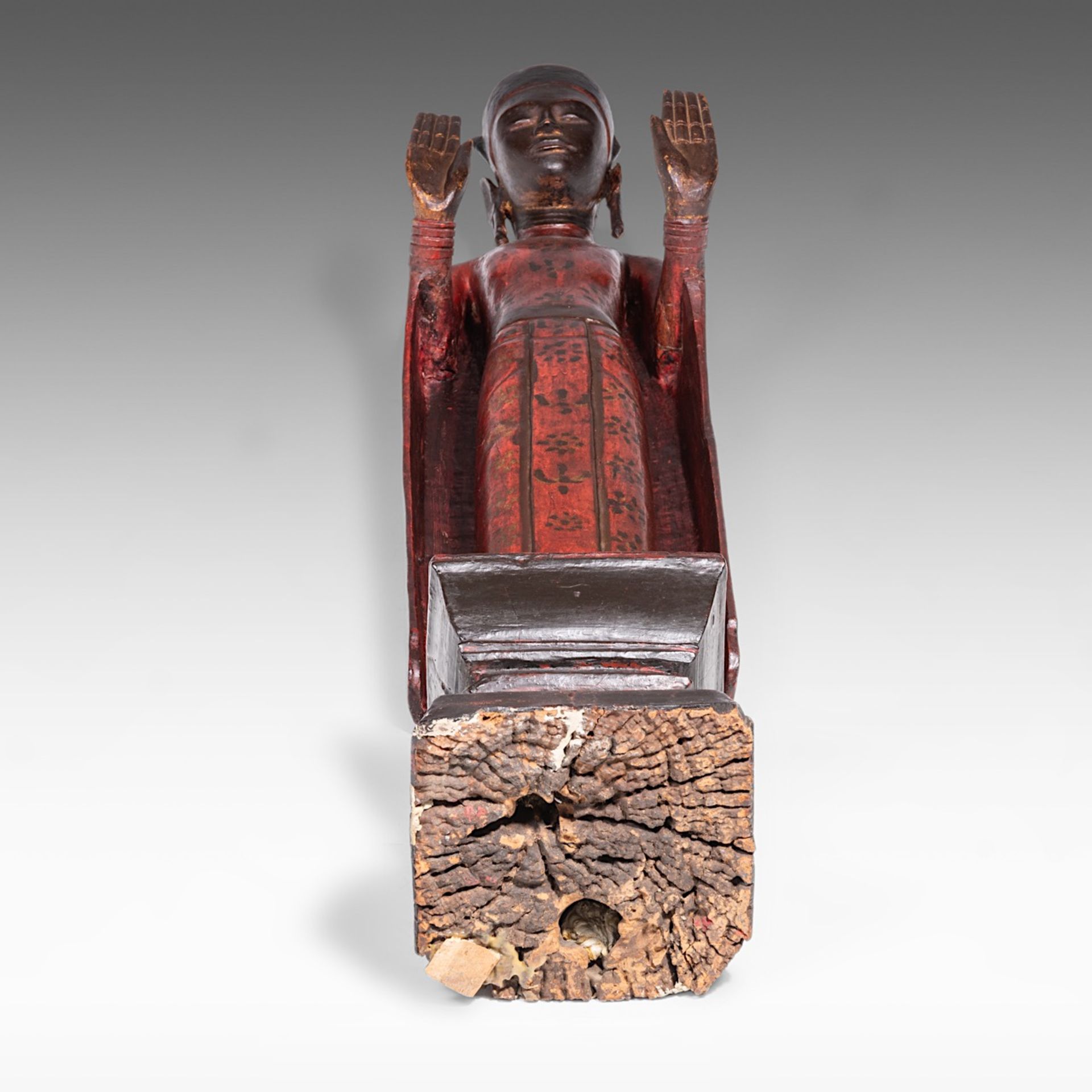 A Laos lacquered wooden figure of standing Buddha, late 19thC, Total H 95,5 cm - Bild 2 aus 7