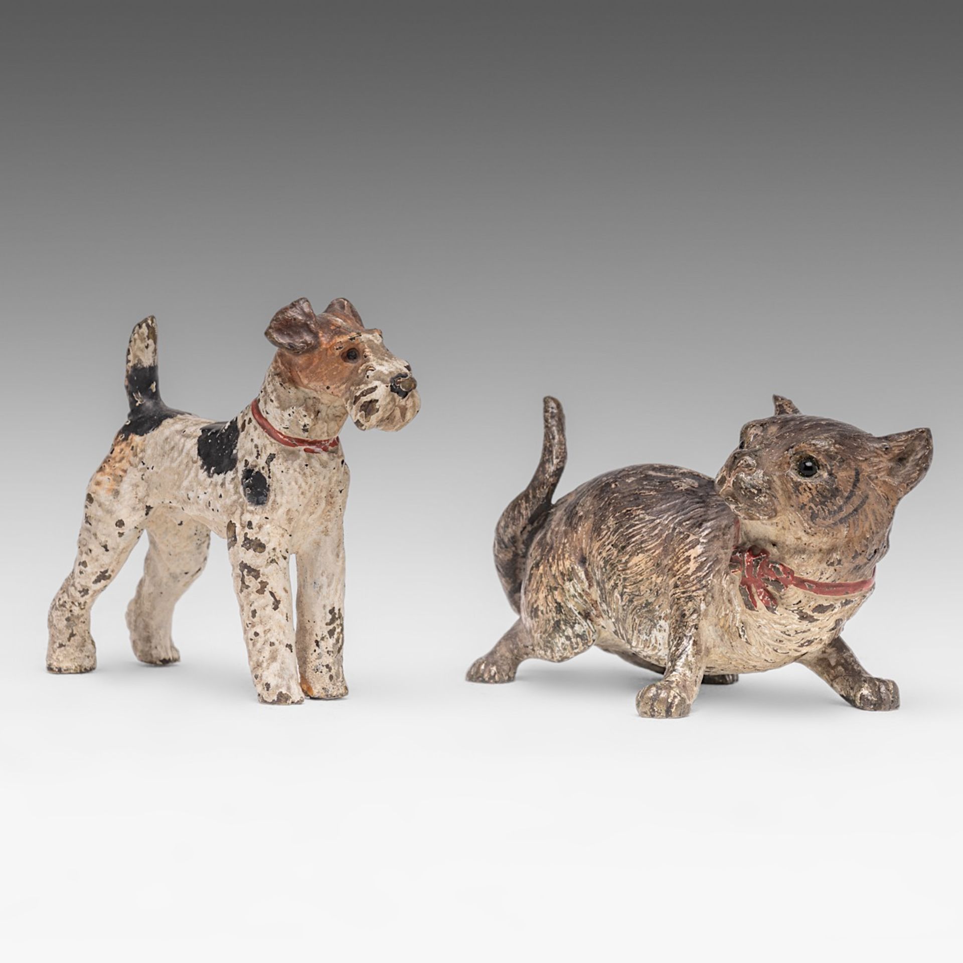 Two Vienna cold-painted bronze figures of a cat and a dog, ca. 1900, H 5 - 7 - W 9 cm - Image 2 of 6