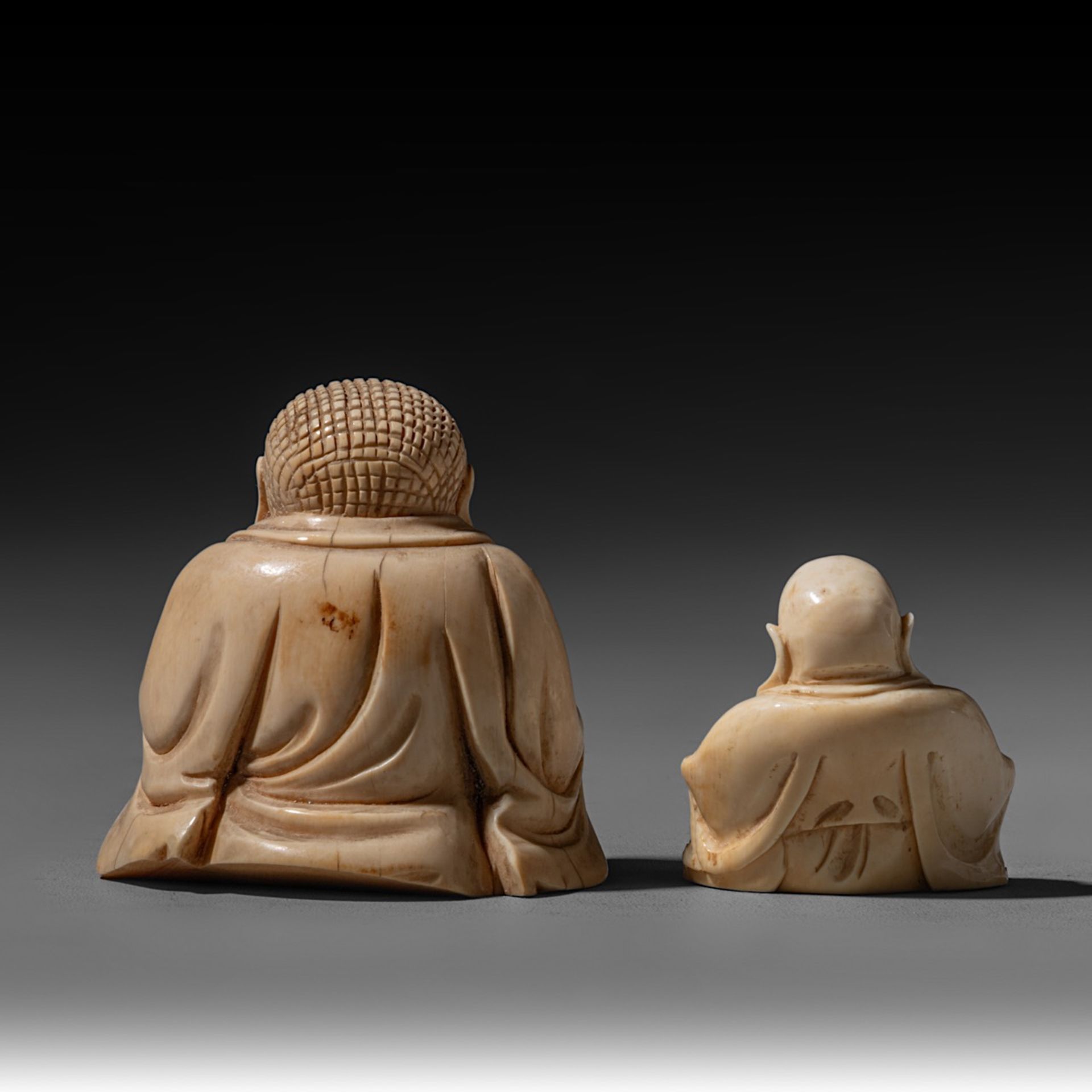 Two ivory sitting Budai figures, the smallest of them walrus ivory, both on a wooden base, H 5,3 - 7 - Bild 5 aus 8