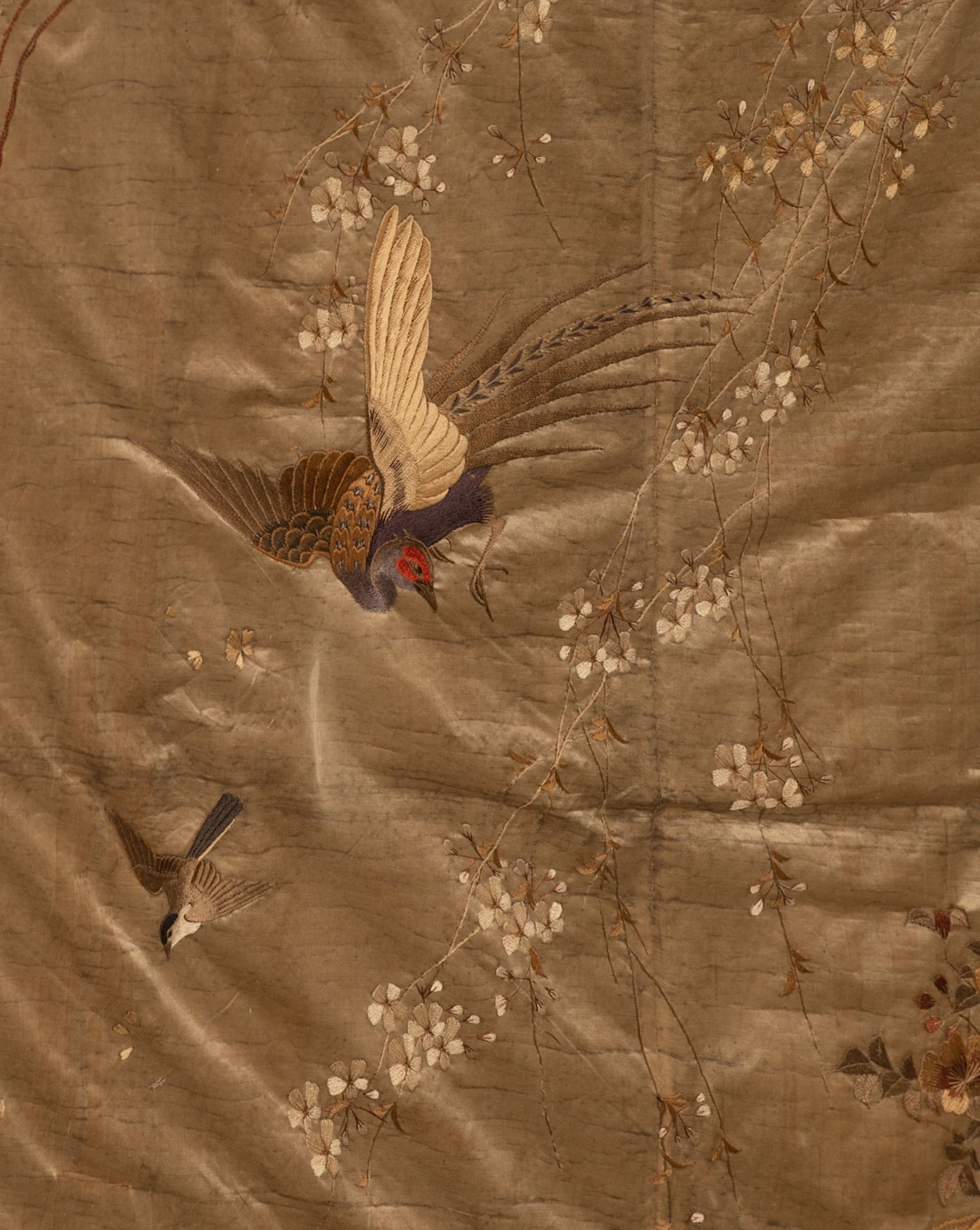 A large Chinese silk 'Pheasants' embroidery, fitted in a glass frame, 19thC, 160 x 114 cm - Bild 4 aus 5