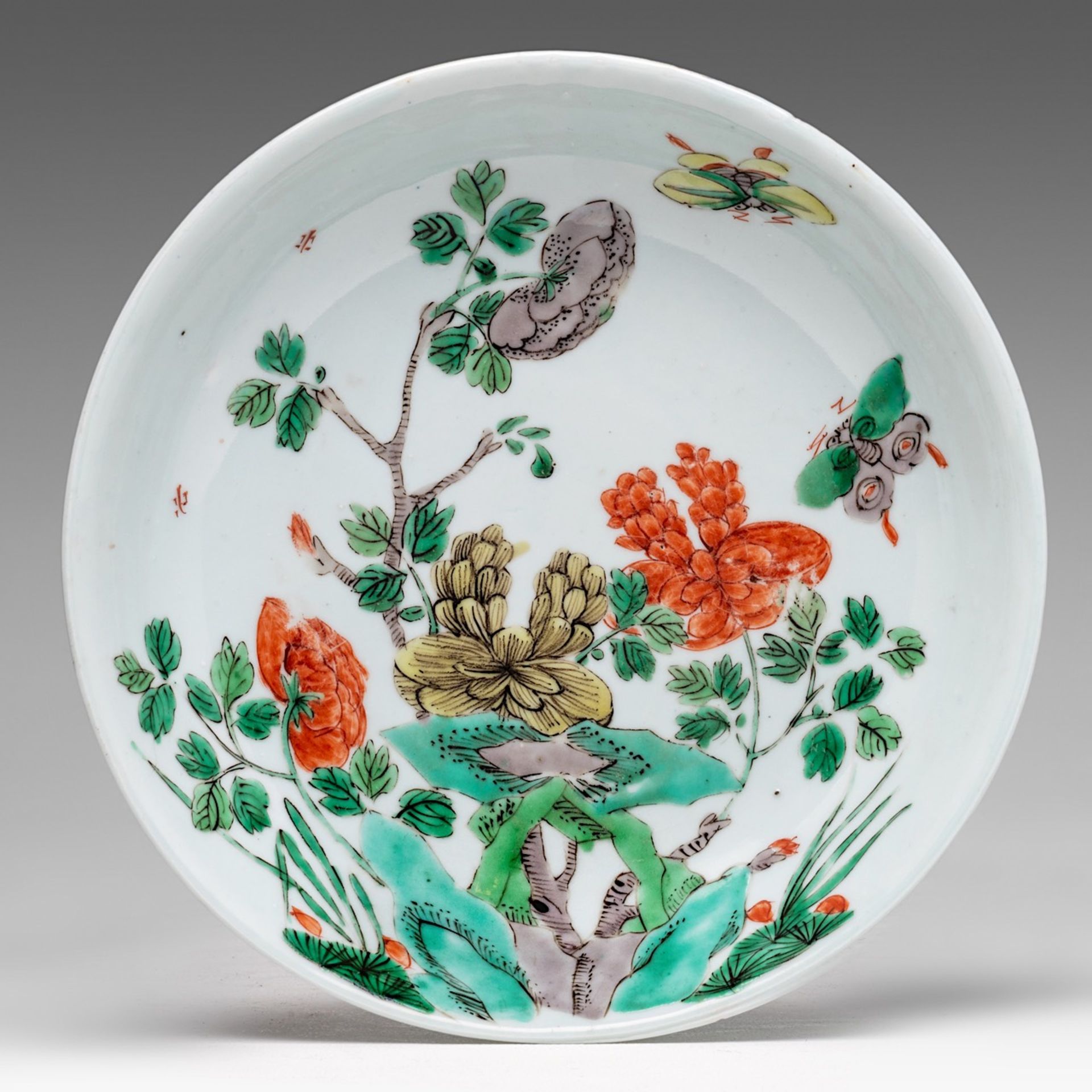 A Chinese famille verte 'Butterflies and Peonies' plate, Kangxi period, dia 21,2 cm