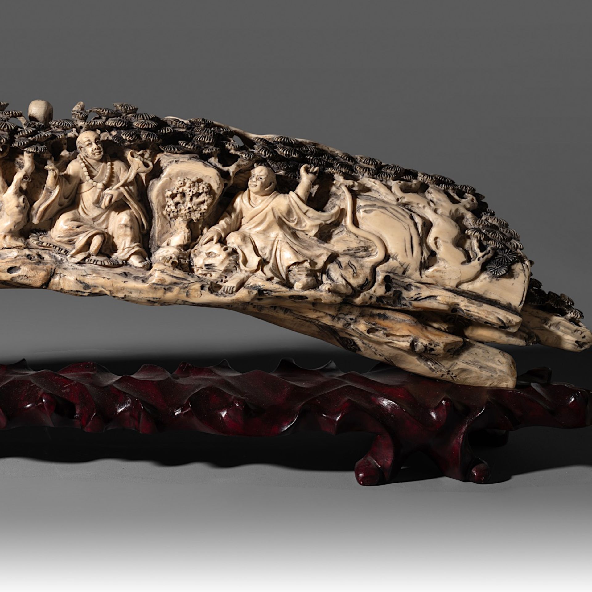 A Chinese late Qing/early Republic carved ivory tusk, on an exotic wooden base, W 85,6 cm - 5700g (+ - Bild 9 aus 9