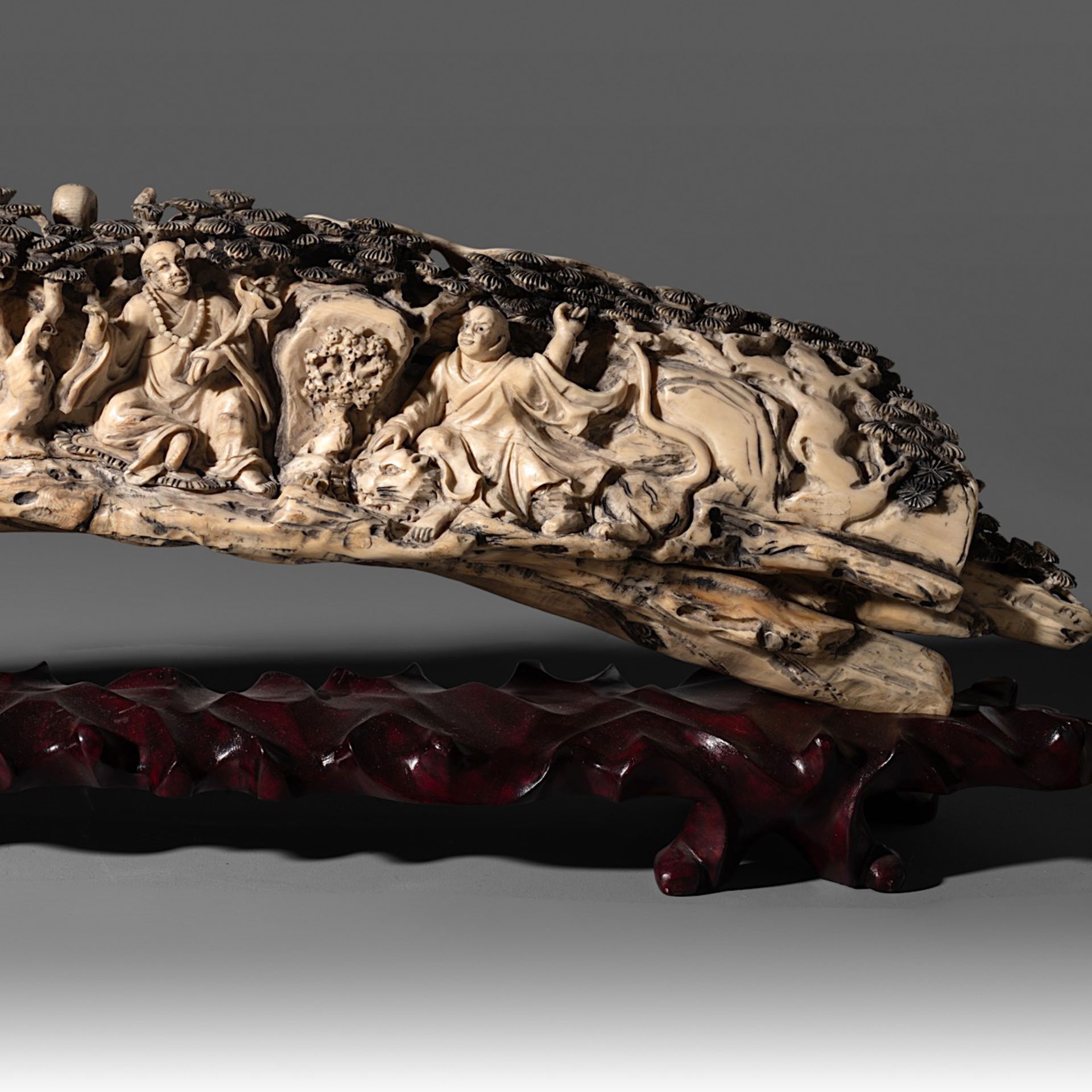 A Chinese late Qing/early Republic carved ivory tusk, on an exotic wooden base, W 85,6 cm - 5700g (+ - Image 9 of 9