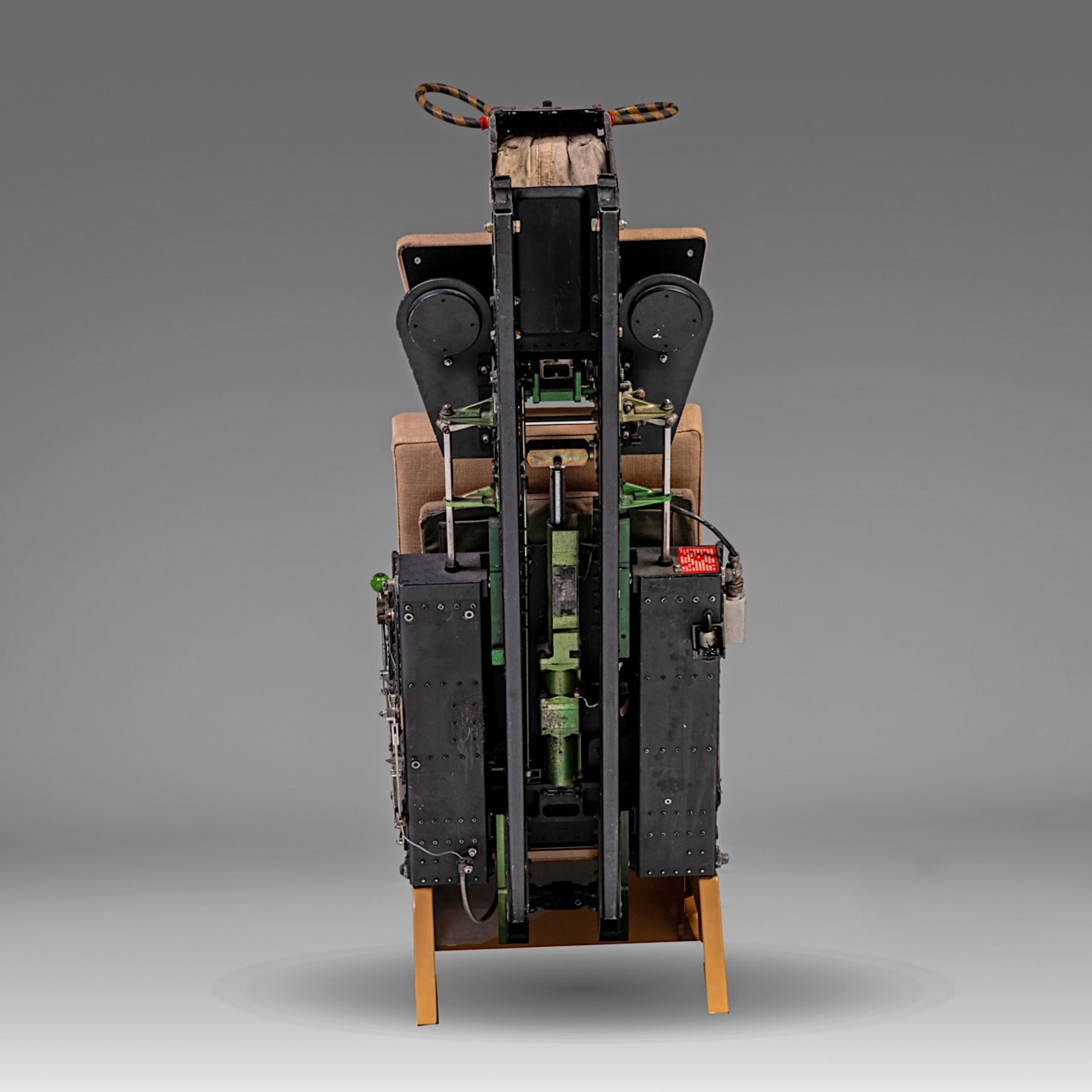 A Phantom II ejection seat with a top parachute section, H 129 - W 53 cm - Bild 5 aus 11