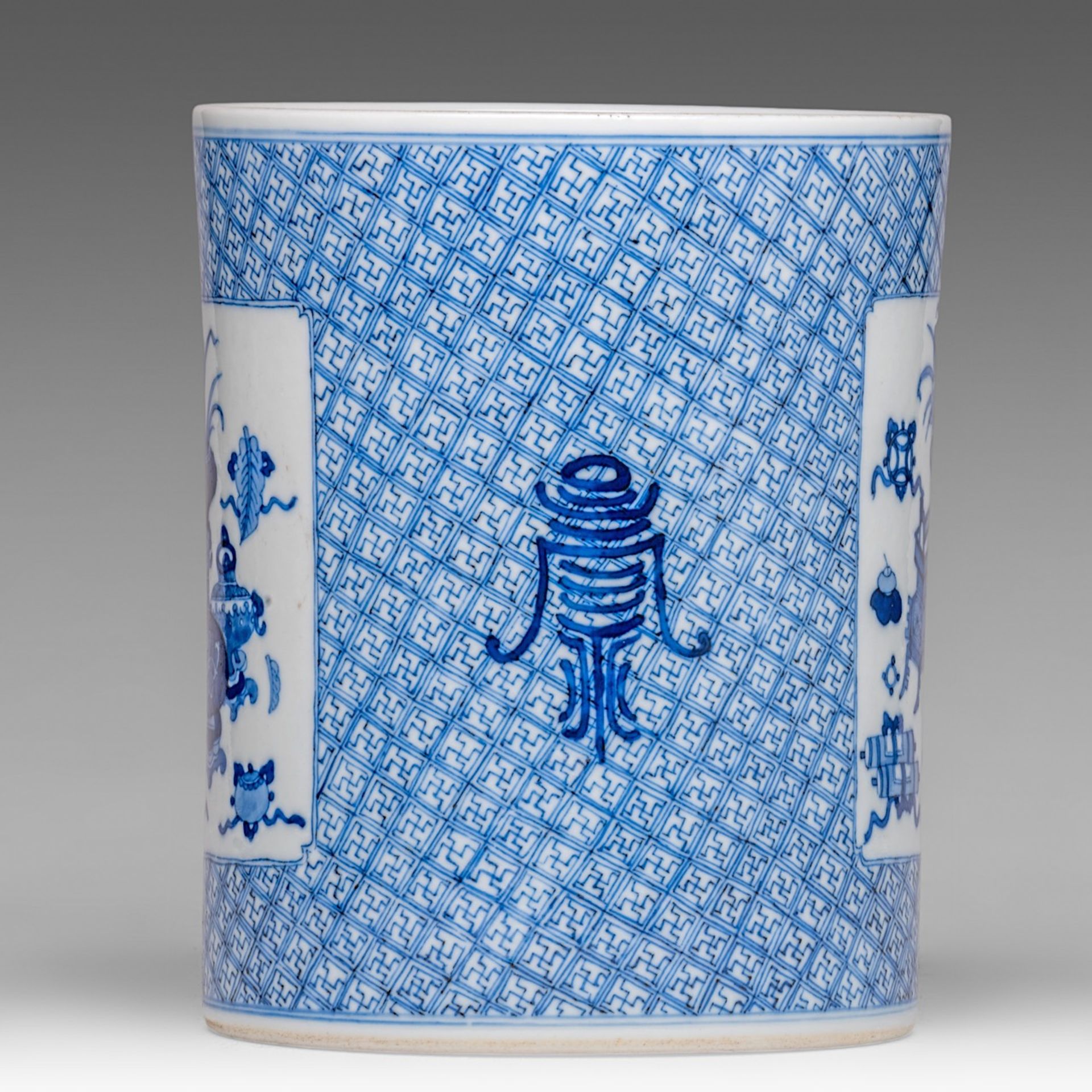 A Chinese blue and white 'Antiquities' brushpot, with a Kangxi symbol mark, H 14,5 cm - Image 10 of 14