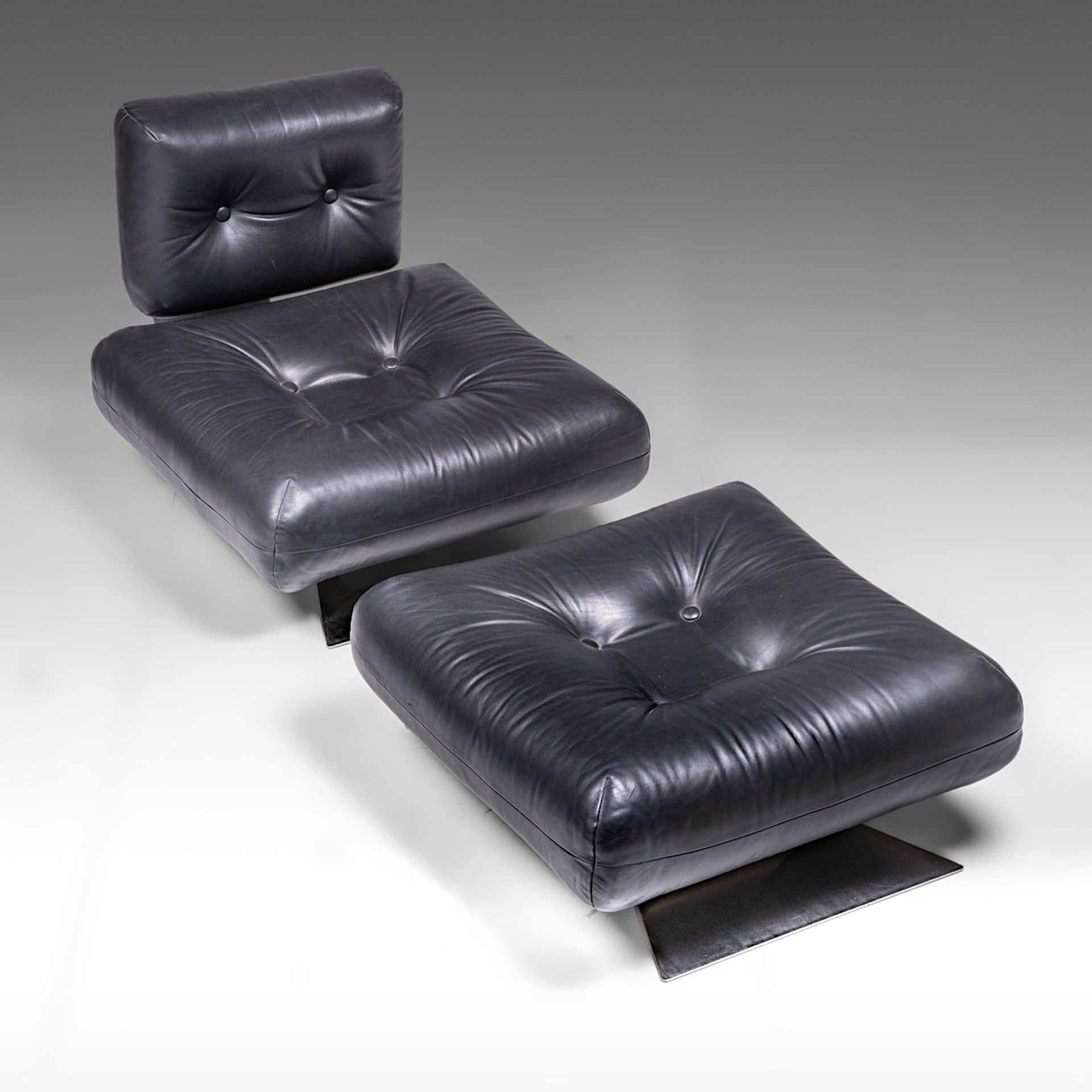 Oscar Niemeyer (1907-2012), a black leather and steel 'Alta' lounge chair and ottoman, 1970's - Bild 3 aus 20