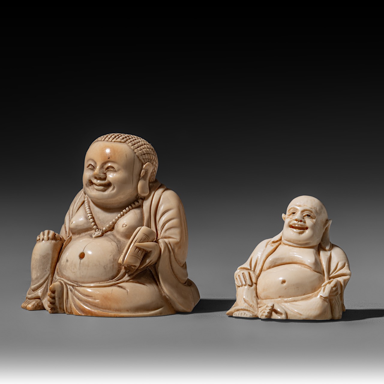 Two ivory sitting Budai figures, the smallest of them walrus ivory, both on a wooden base, H 5,3 - 7 - Image 3 of 8