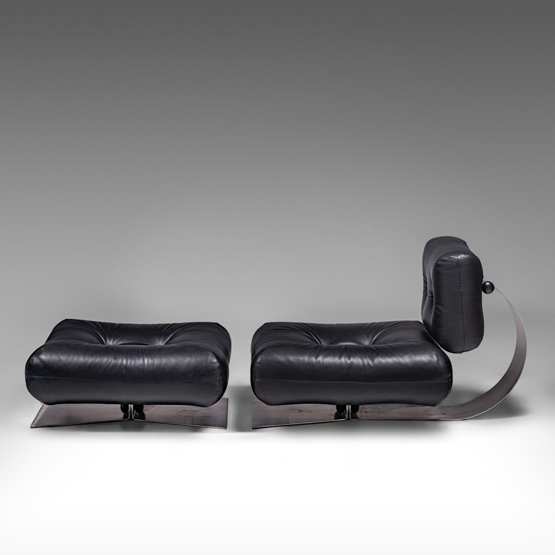 Oscar Niemeyer (1907-2012), a black leather and steel 'Alta' lounge chair and ottoman, 1970's - Bild 18 aus 20