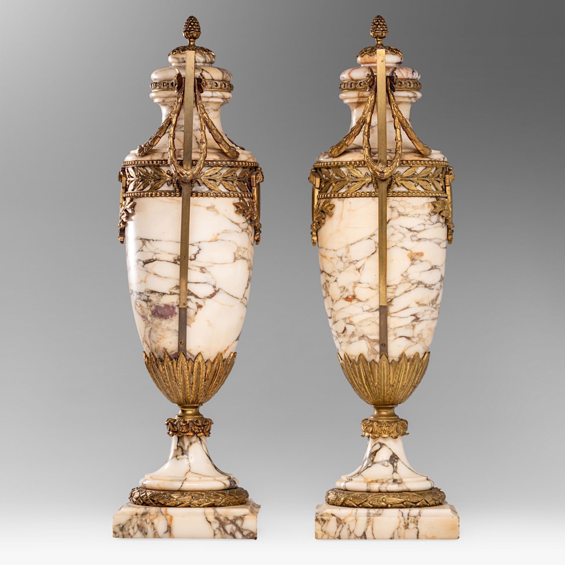 A pair of Neoclassical veined marble cassolettes with gilt brass mounts, H 61 cm - Image 3 of 7