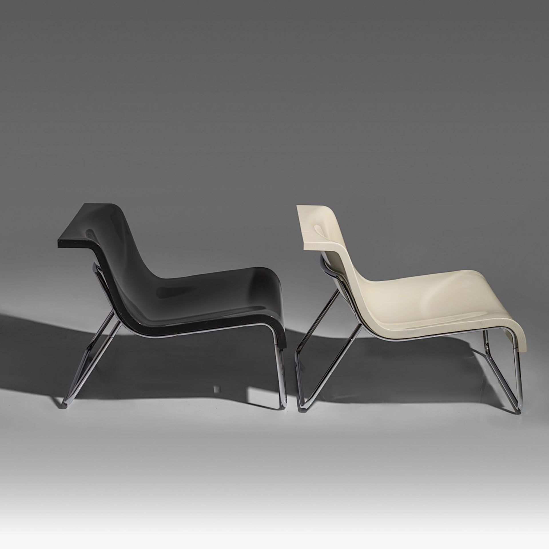 A pair of black and white vintage Form lounge chairs by Piero Lissoni for Kartell, 2002, H 63 - W 85 - Bild 6 aus 11