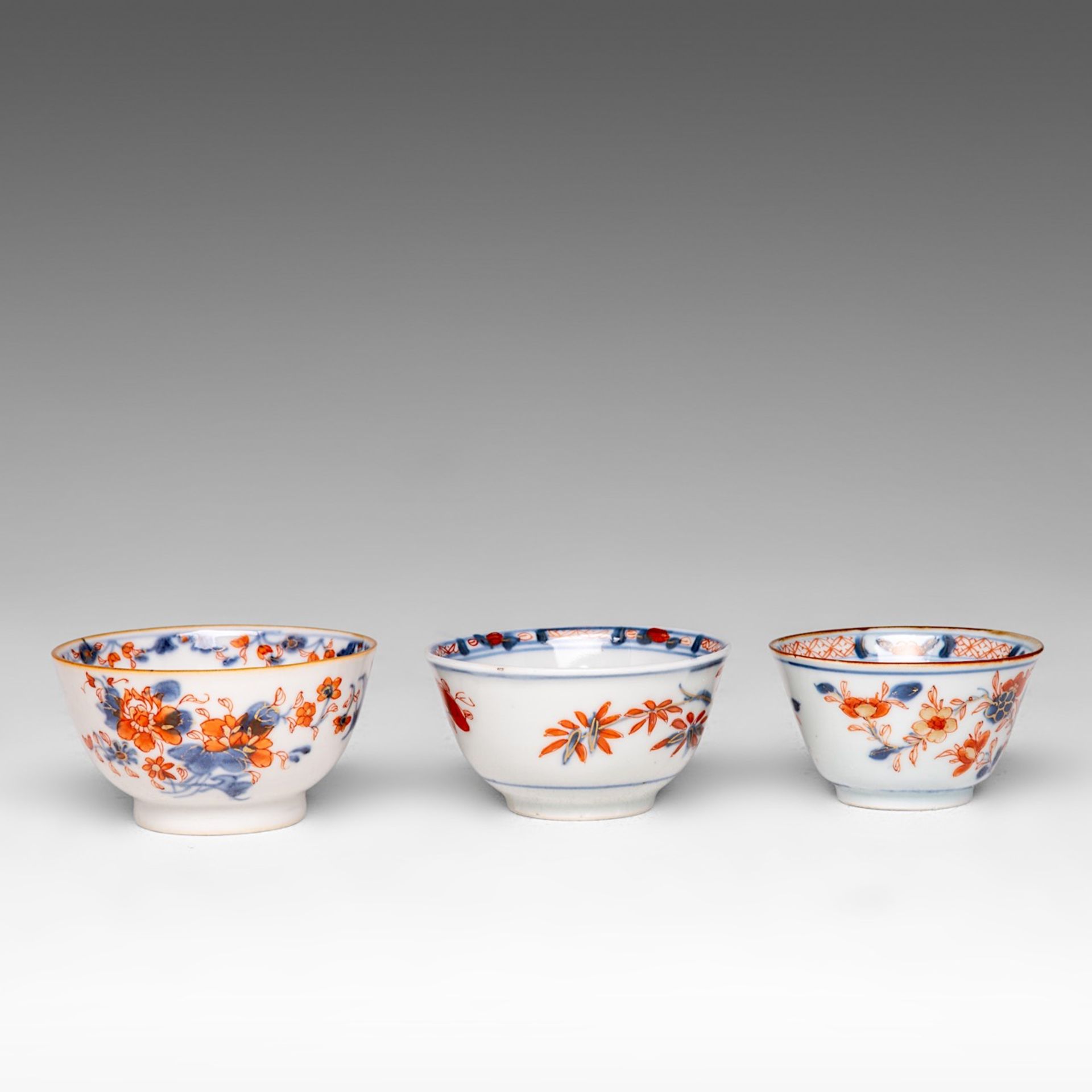 A collection of Chinese Imari tea ware, 18thC, largest dia 23 cm (12) - Bild 15 aus 19