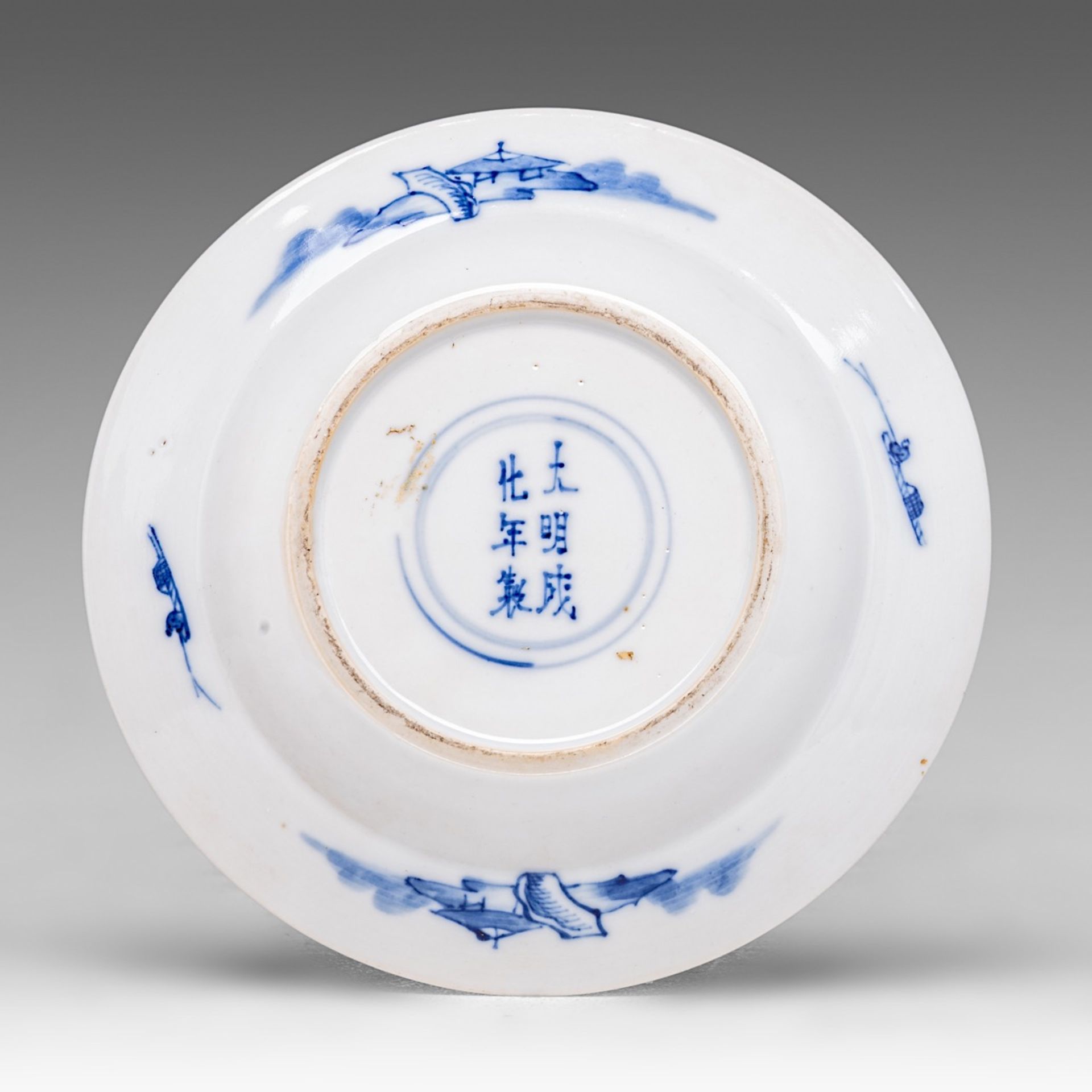 A Chinese blue and white 'Figural' small dish, with a Chenghua mark, Kangxi period, dia 15,5 cm - Image 2 of 3