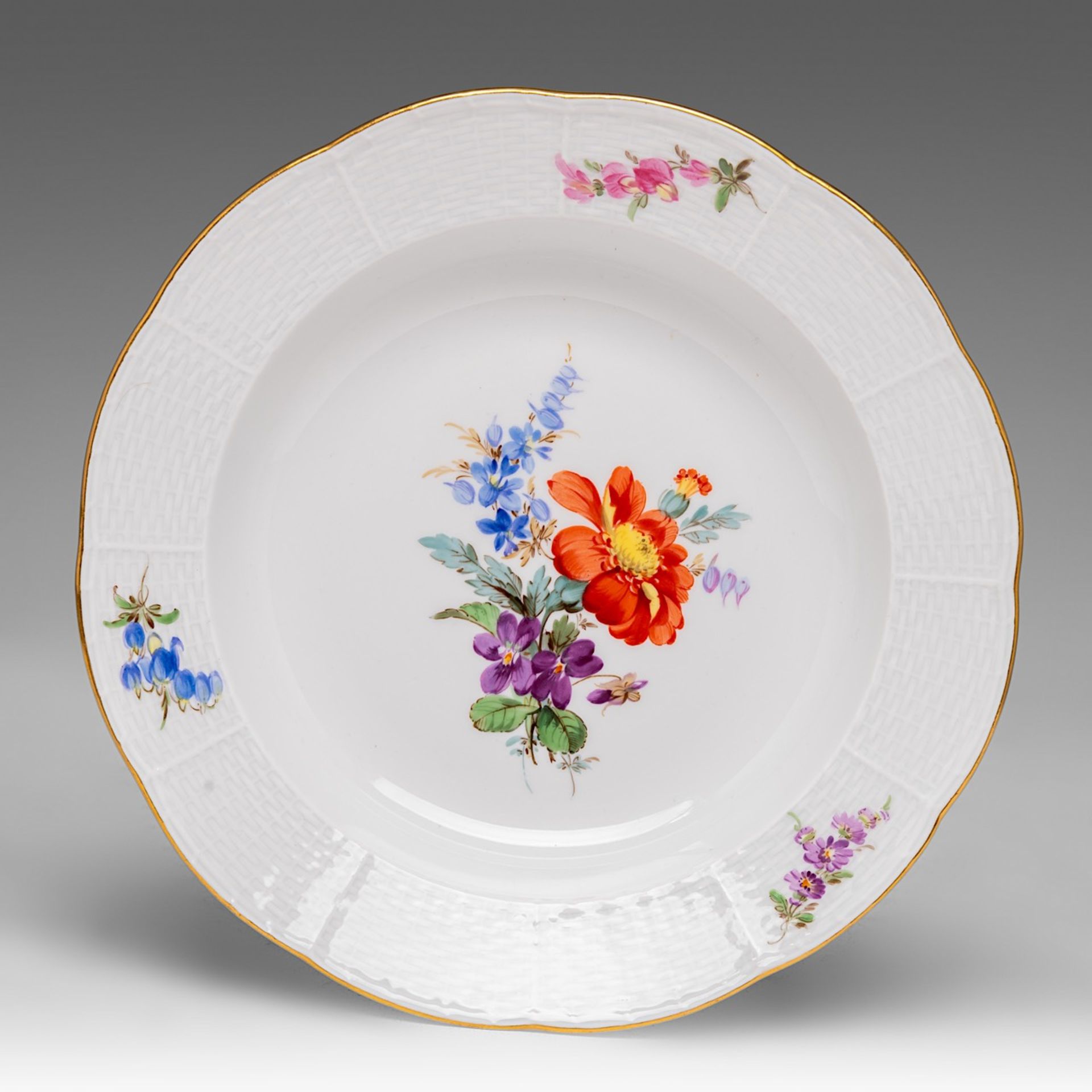A Meissen porcelain service set with 'Alte Ozier' edges and hand-painted floral decoration, marked ( - Bild 7 aus 10