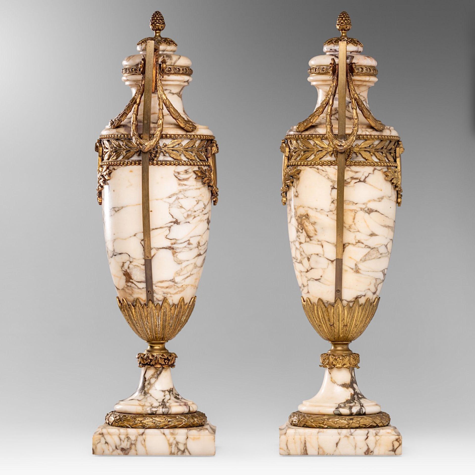 A pair of Neoclassical veined marble cassolettes with gilt brass mounts, H 61 cm - Image 5 of 7