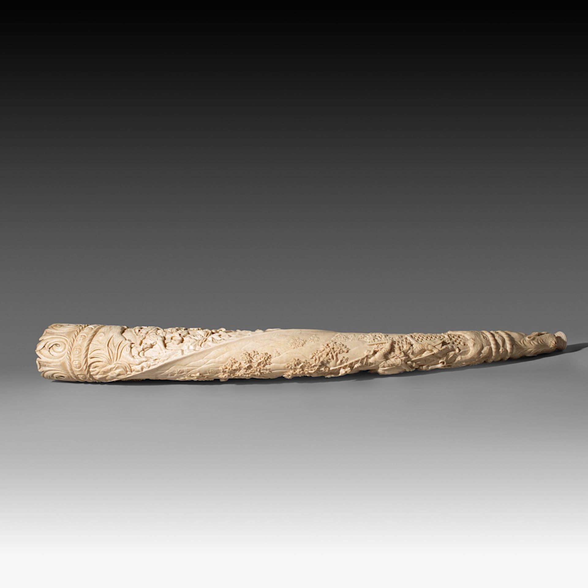 A 19th-century ivory hunting horn, last quarter 19th century, W 74,5 cm - 2850 g (+) - Image 5 of 11