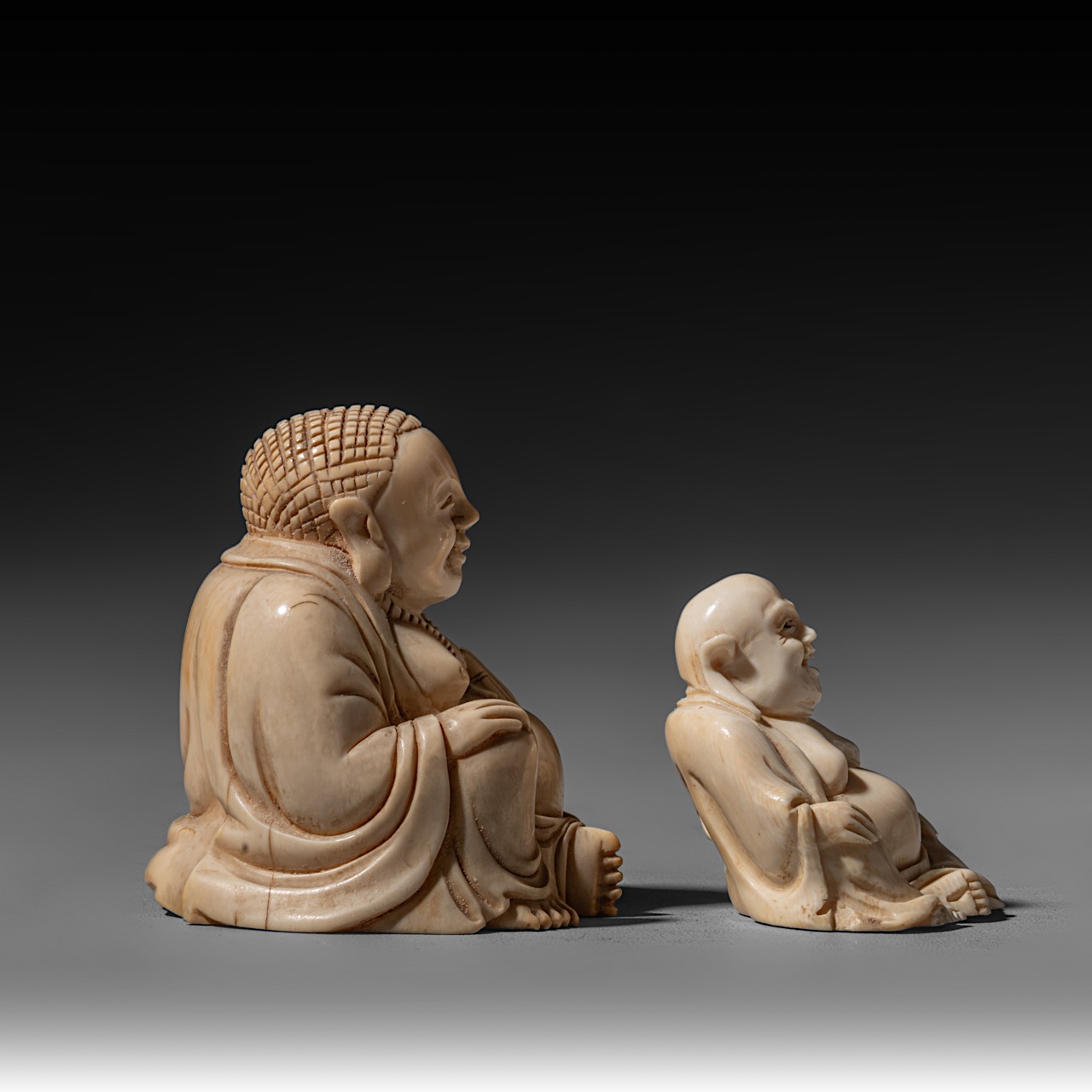 Two ivory sitting Budai figures, the smallest of them walrus ivory, both on a wooden base, H 5,3 - 7 - Image 6 of 8