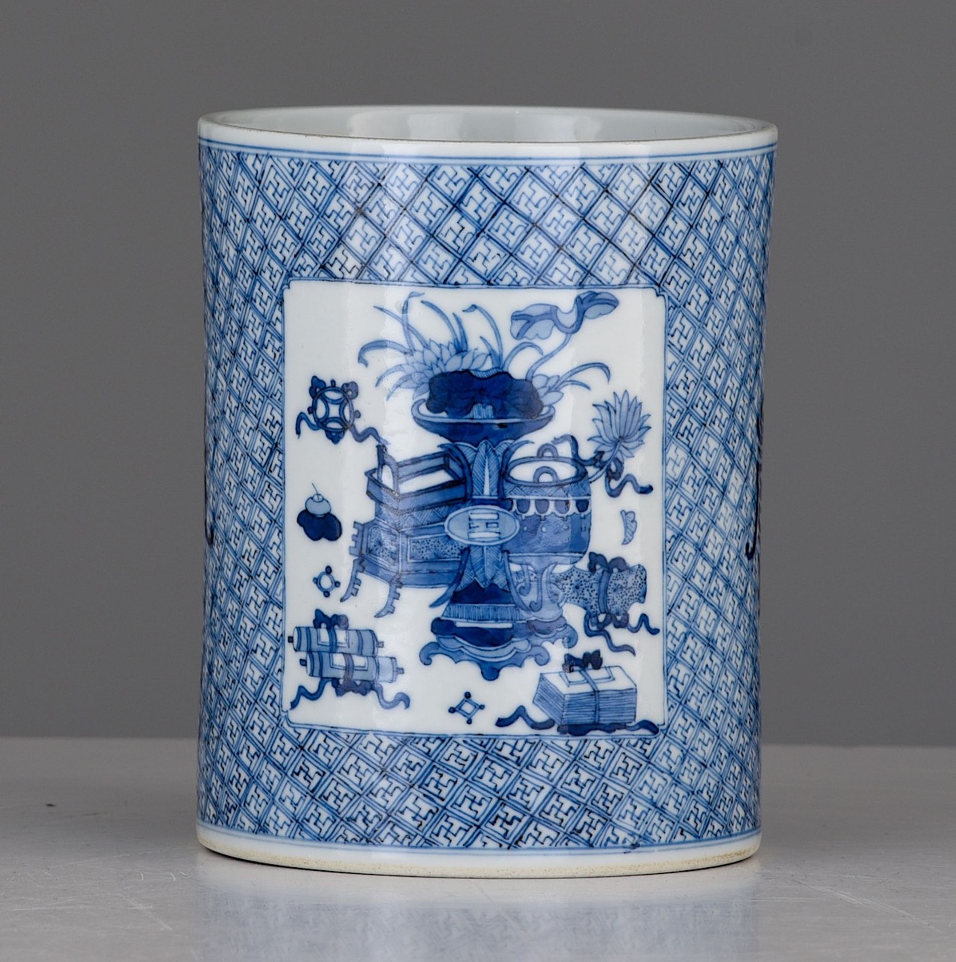 A Chinese blue and white 'Antiquities' brushpot, with a Kangxi symbol mark, H 14,5 cm - Image 4 of 14