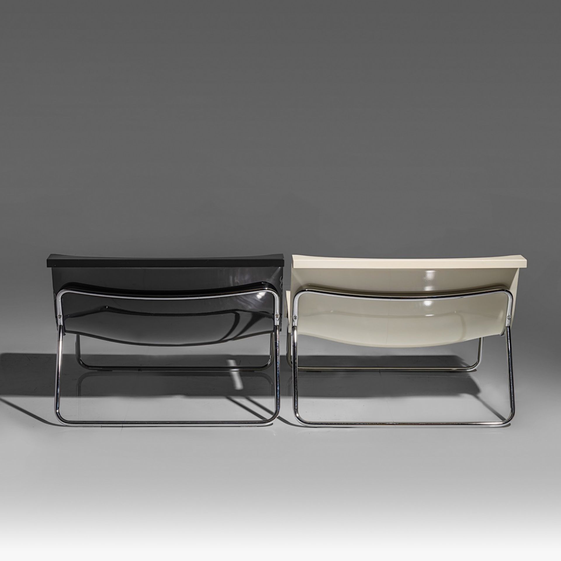 A pair of black and white vintage Form lounge chairs by Piero Lissoni for Kartell, 2002, H 63 - W 85 - Bild 5 aus 11