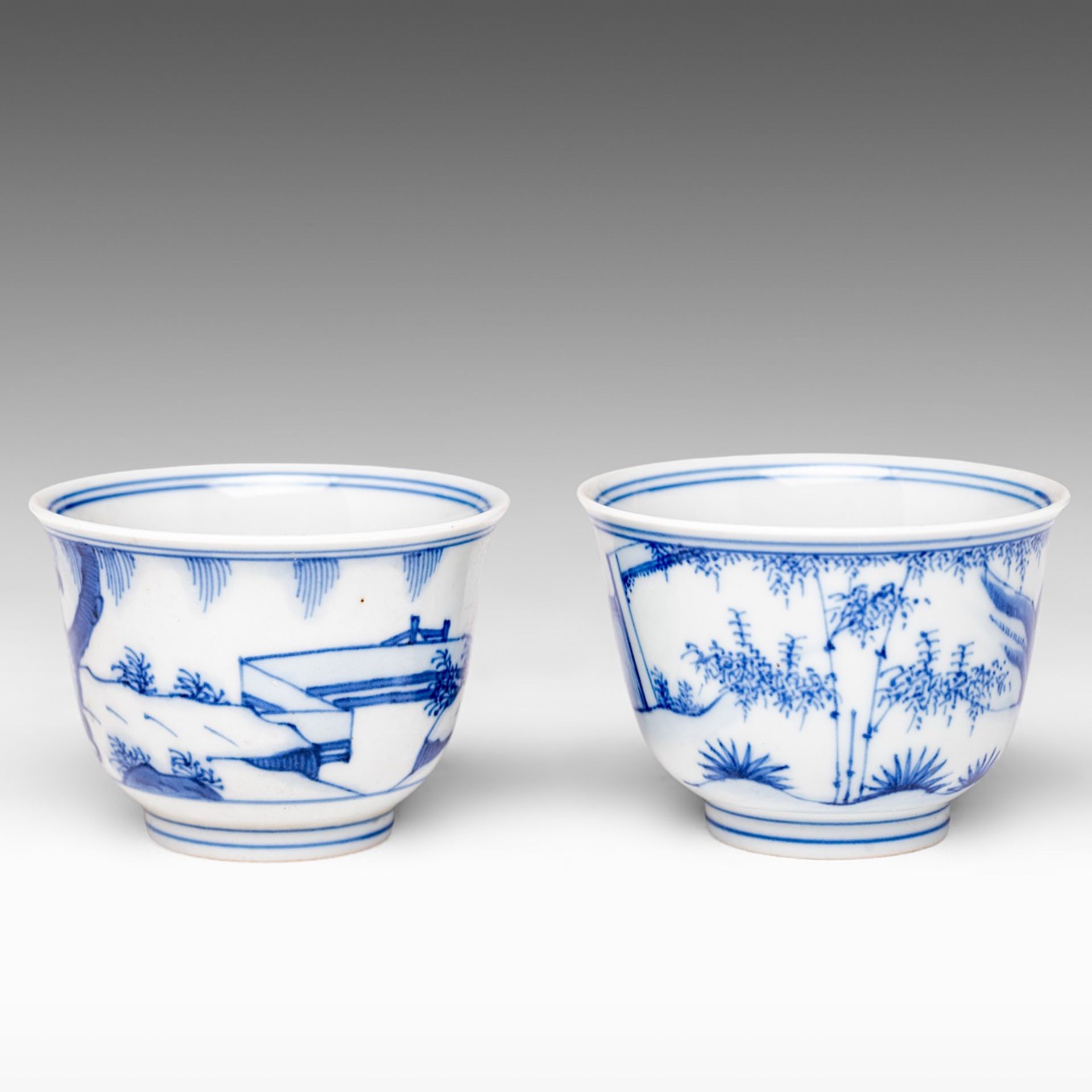 Two Chinese Kangxi style blue and white 'Figural' tea cups, H 6 - dia 8,2 cm - Image 3 of 6