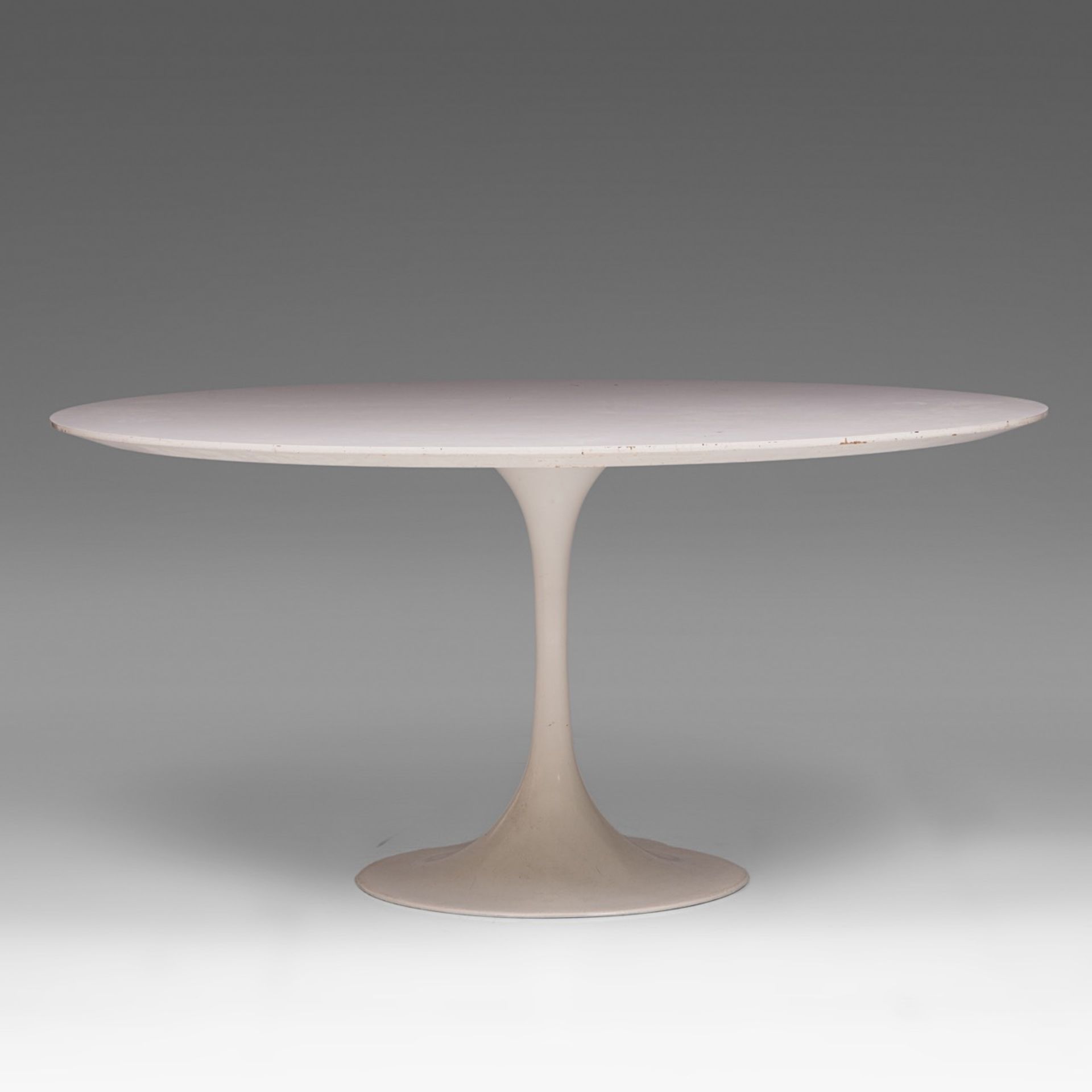 A vintage white coated 'Tulip' dining table, designed by Eero Saarinen for Knoll, H 72 - dia 150 cm - Bild 2 aus 6