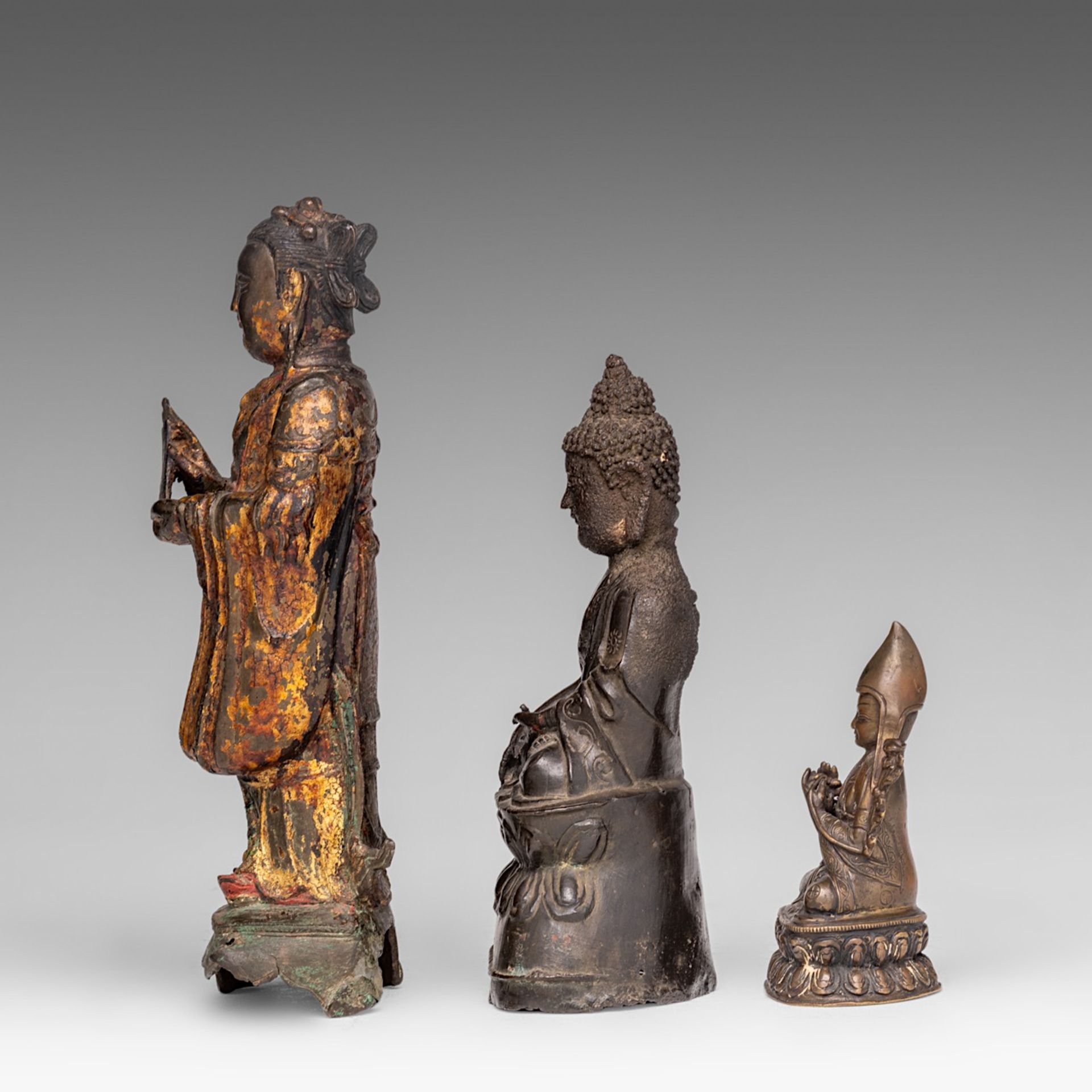 Three Chinese (lacquered) bronze figures of Buddha or an Immortal, Ming and 19thC, tallest H 26,5 cm - Image 3 of 7