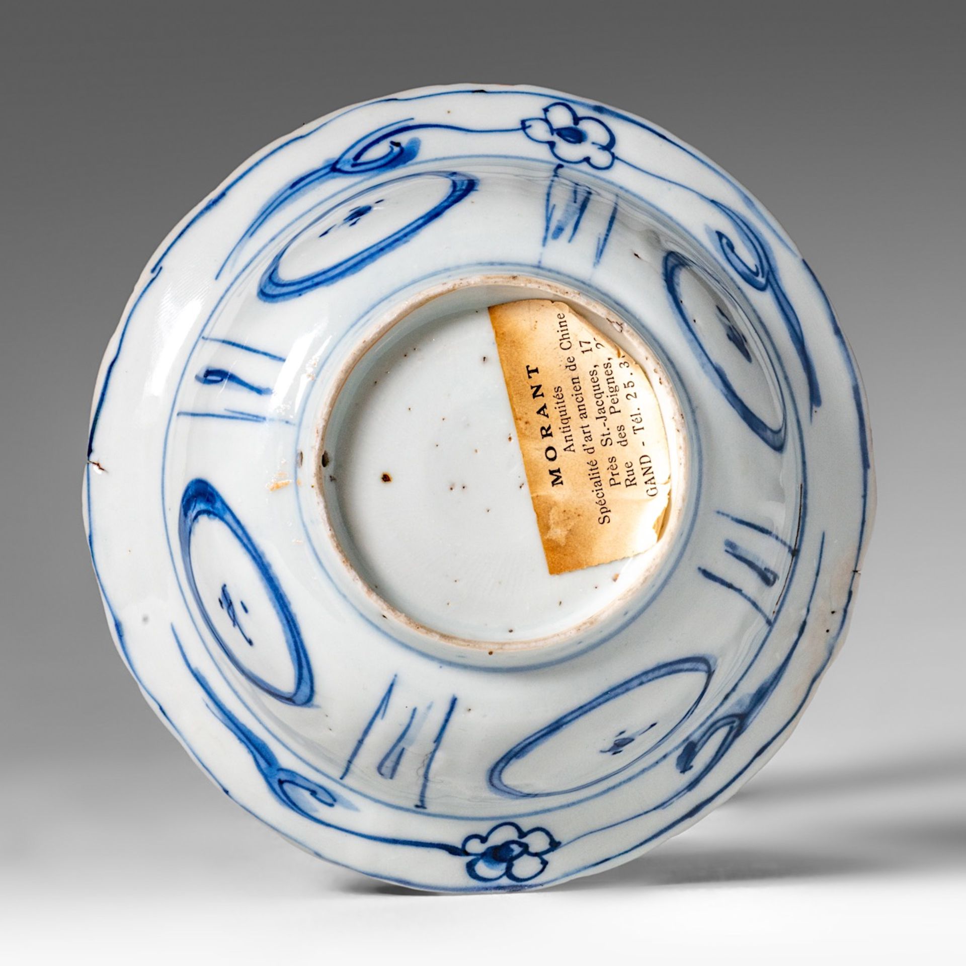 A Chinese kraak blue and white klapmuts bowl, Ming, Wanli period, dia 14,6 - H 5 cm - Image 2 of 7