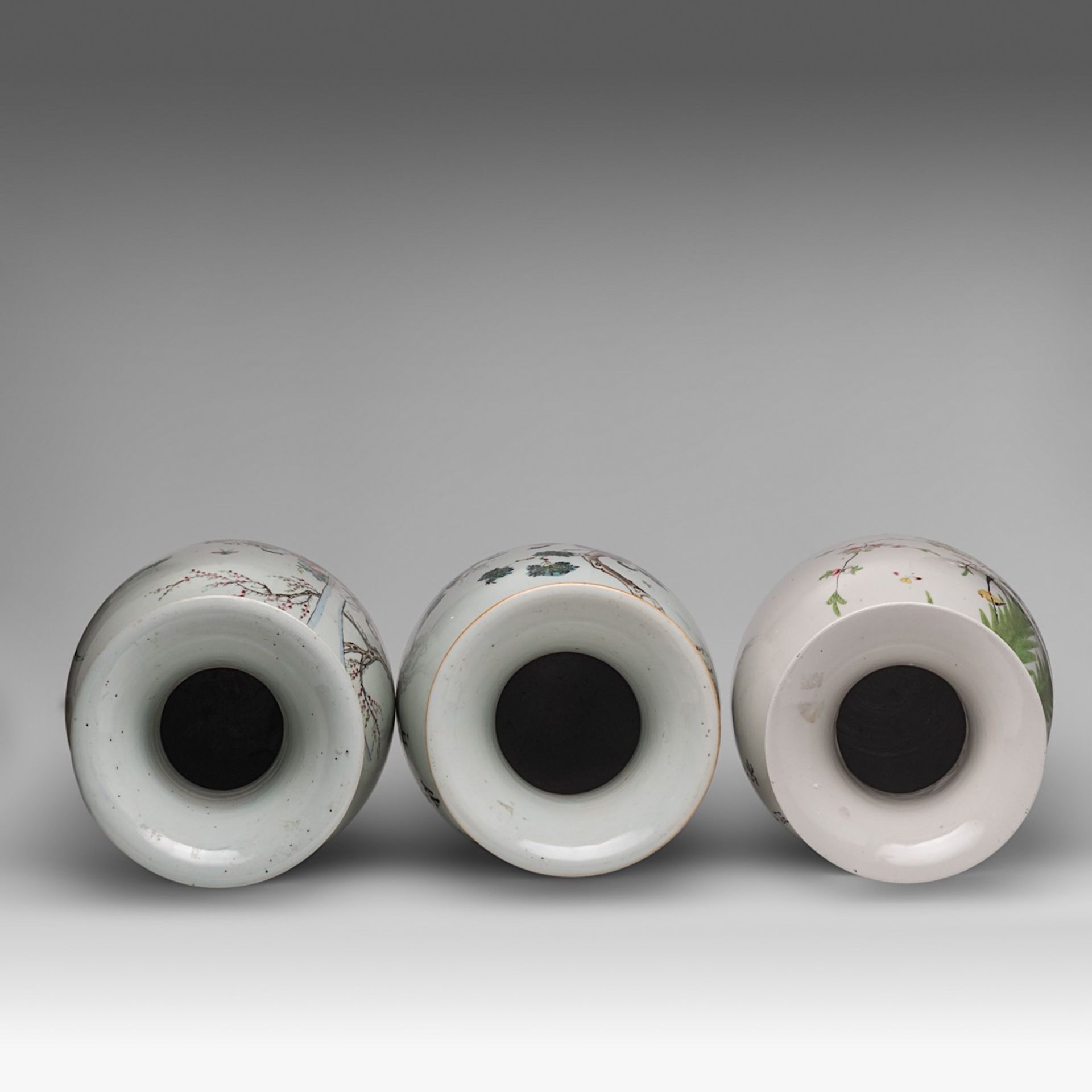 Three Chinese famille rose vases, signed text, Republic period, H 57,5 - 59,5 cm - Bild 5 aus 6