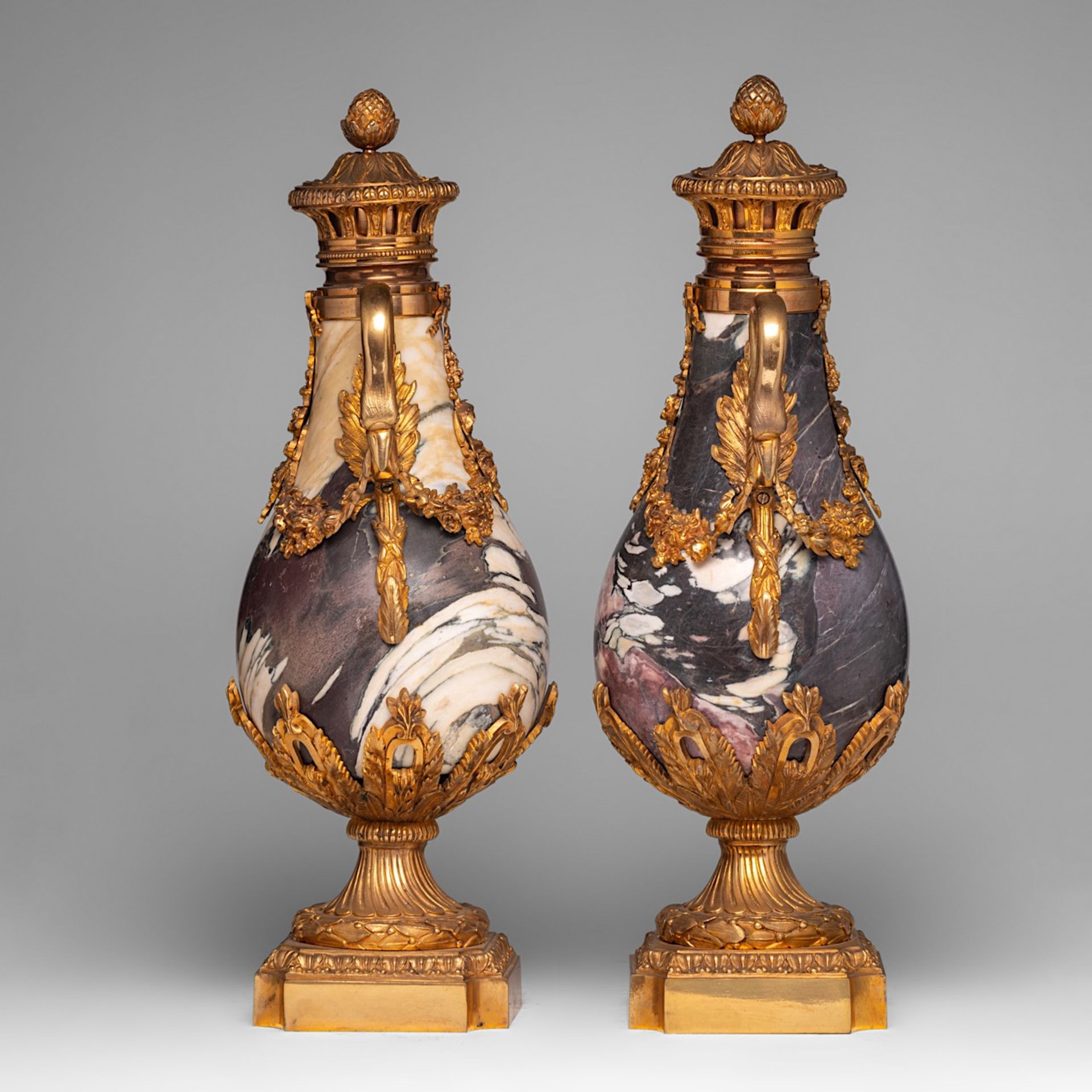 A pair of Neoclassical marble cassolettes with gilt bronze mounts, H 55 cm - Image 2 of 4