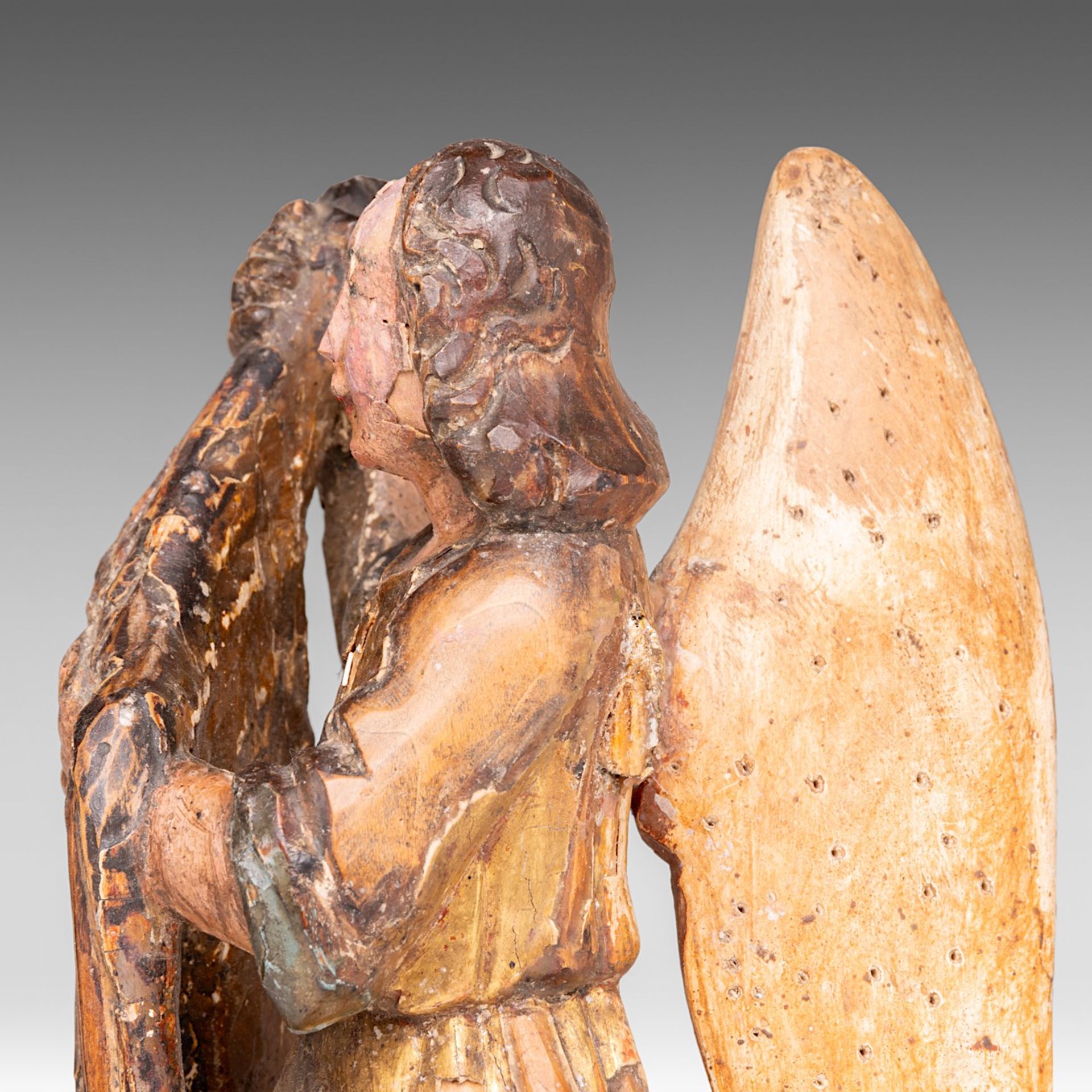 A polychrome and gilt limewood sculpture of an angel, 16thC, H 26,5 cm - Image 7 of 9